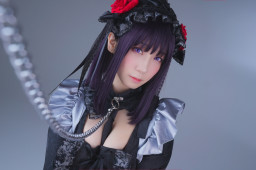 日本人气 COSER 伊织萌承认与个人公司「摄影师 A」交往，这段感情已经长达 10 年之久。