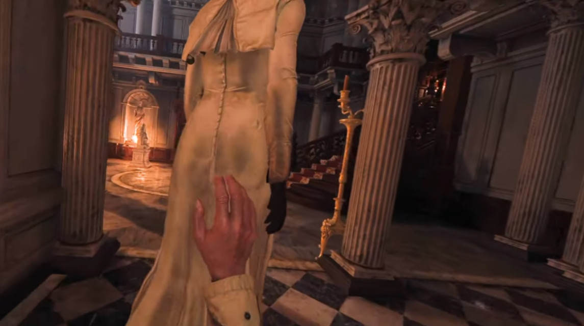 为何他的 VR 比较好玩？日本玩家将《Resident Evil Village》VR 版玩出新花样，拍打夫人屁屁不再是梦。