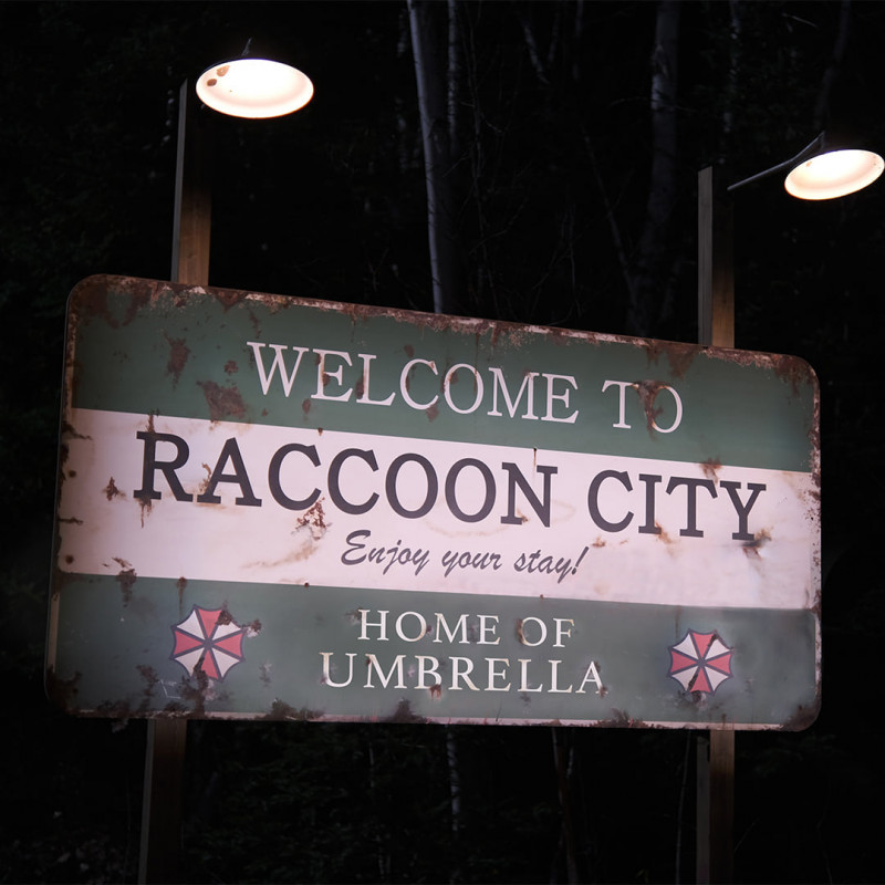 《Resident Evil》真人版电影公布宣传图，标题命名为《Resident Evil:Welcome To Raccoon City》。