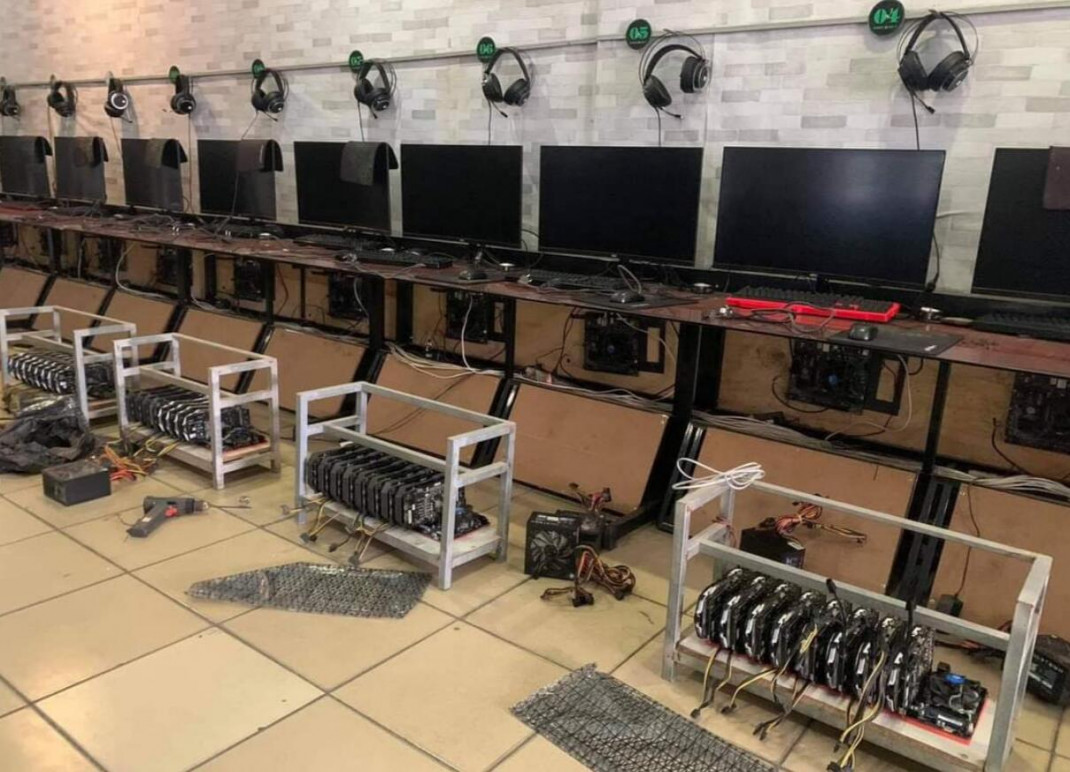 越南网吧因受到疫情影响，被迫转型将店内的 RTX3080 显卡改为矿机挖矿，而且利润还变得更多了！