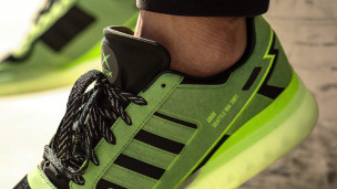 微软 Xbox 宣布与 Adidas 品牌联名合作纪念初代主机 20 周年，推出限定款运动鞋！