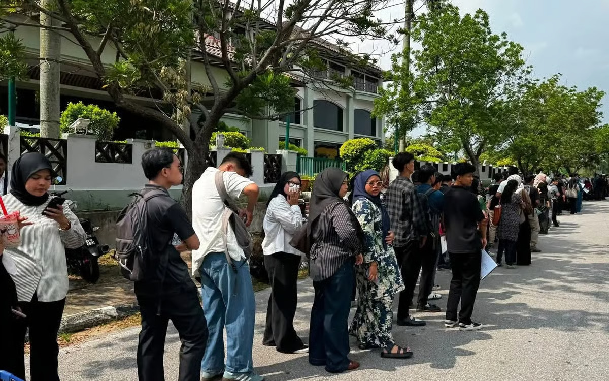 Why Thousands Queued For One Factory Job In Melaka