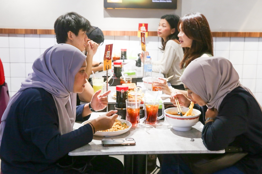 Malaysians Rank Third Worldwide for AI Enthusiasm, but SME Adoption Trails Indonesia and Thailand