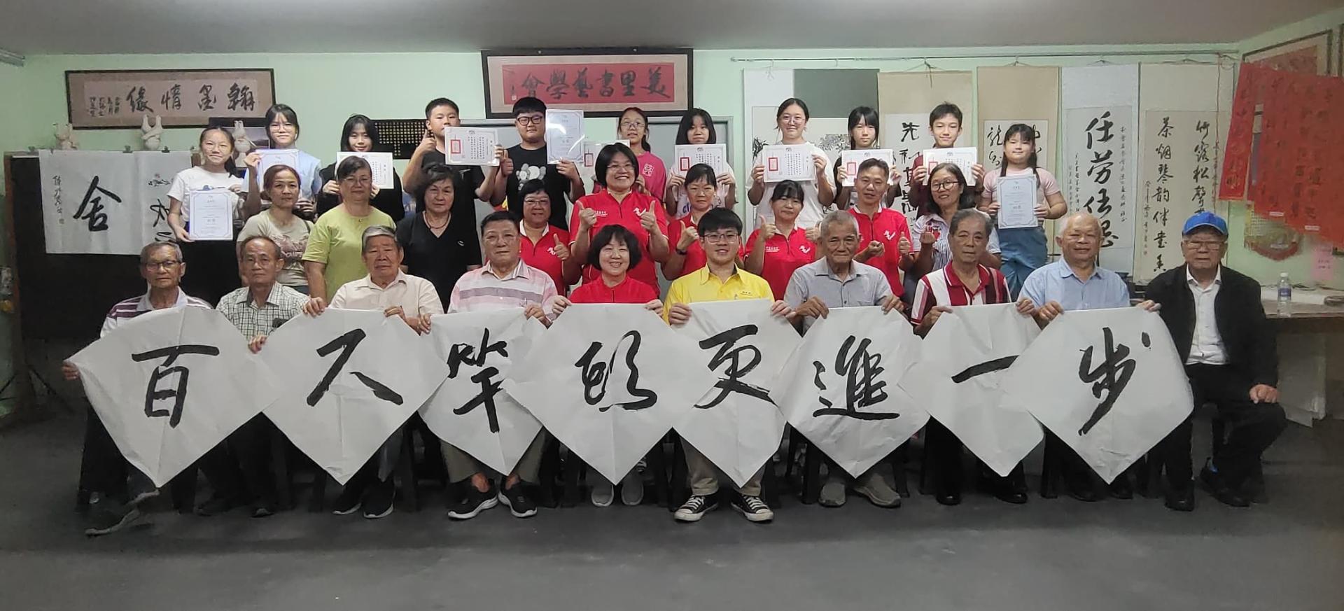 得奖学生与嘉宾合影。