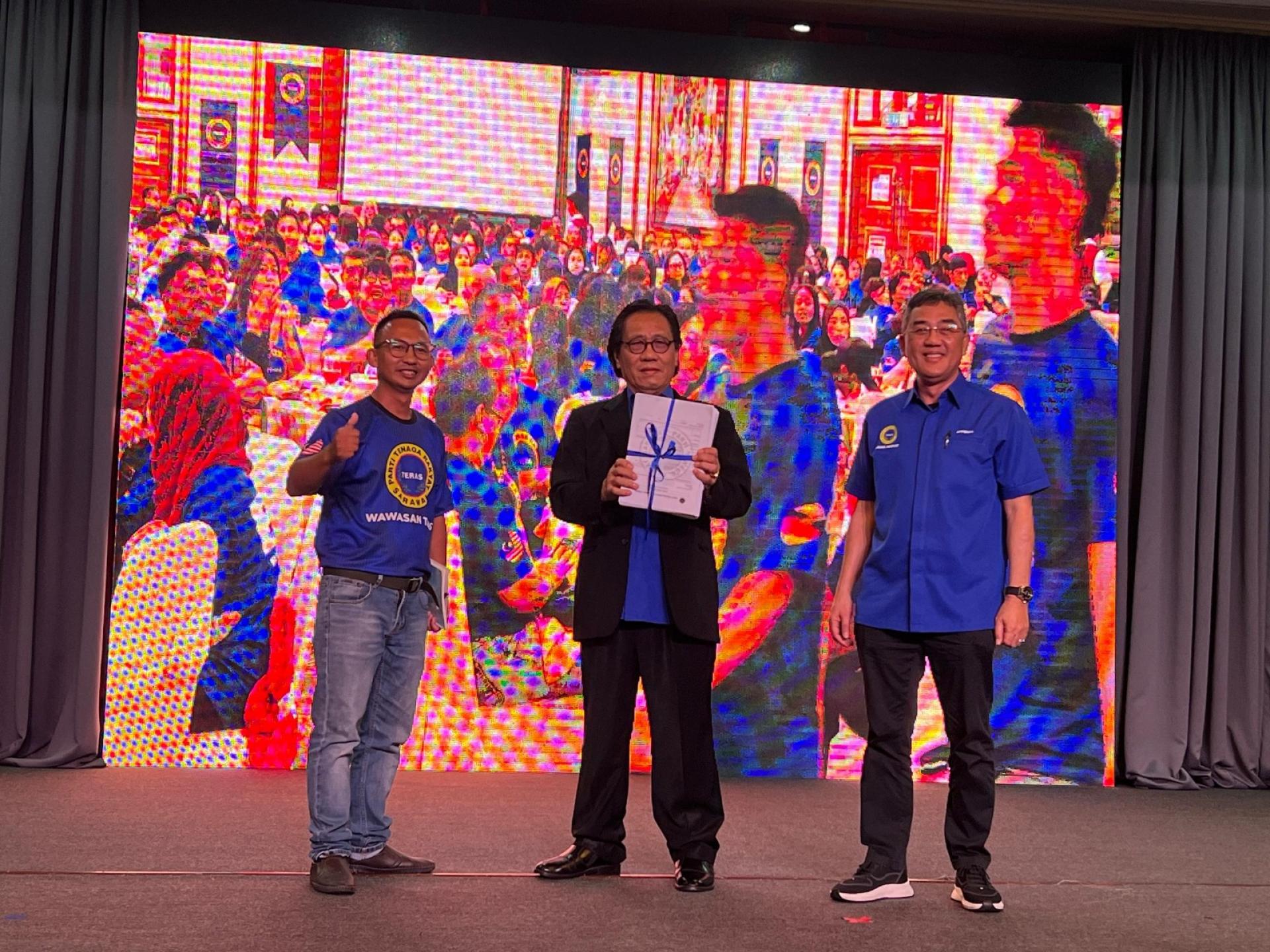 前土著团结党实务地支部党员哈比（左）加入砂人民自强党，同时移交400份入党的申请表格予砂人民自强党主席巴尼贝里亚克（右2）。右为砂人民自强党理事长阿芬迪则曼。