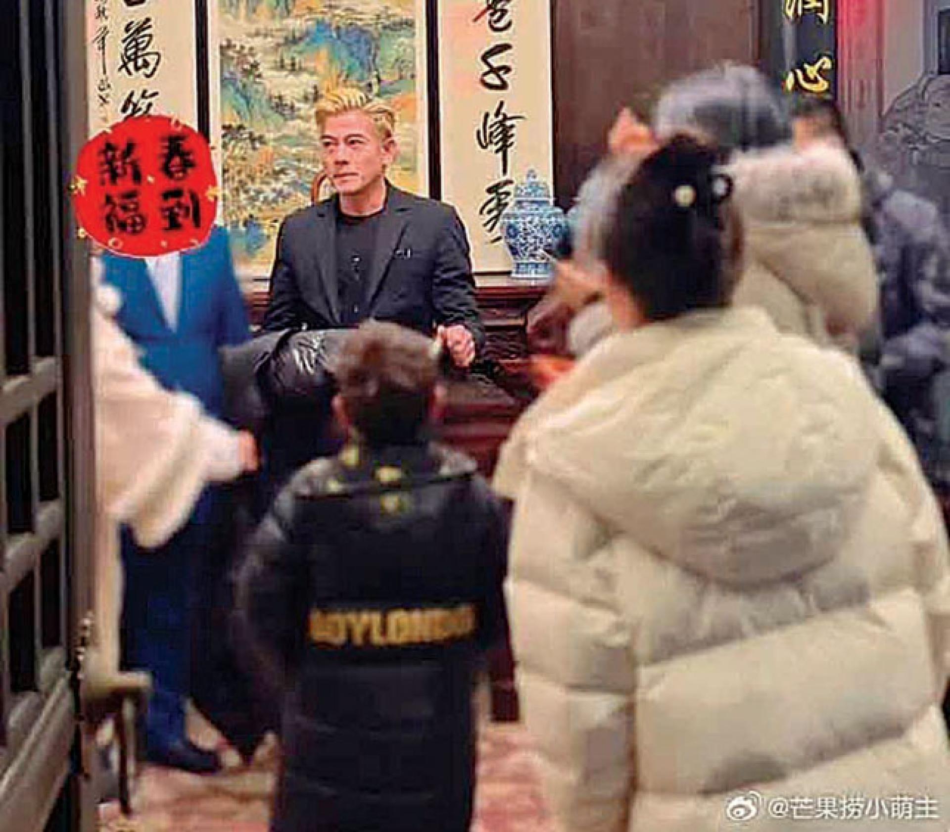 郭富城陪老婆回老家拜年。