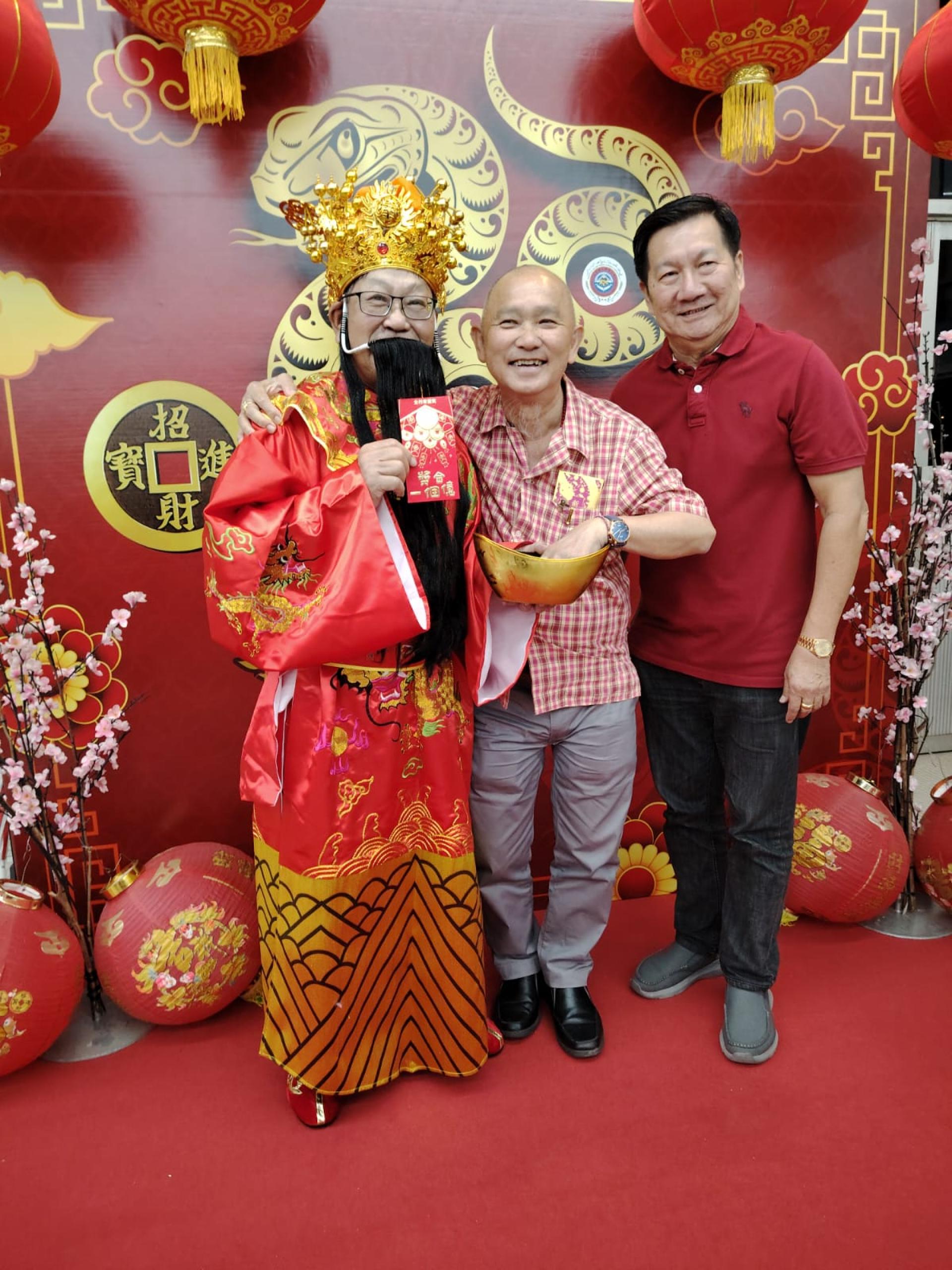 P250206hyk05a 马来奕县华机公会永久名誉会长刘小源（中）与第一会长刘芝新财神爷合影