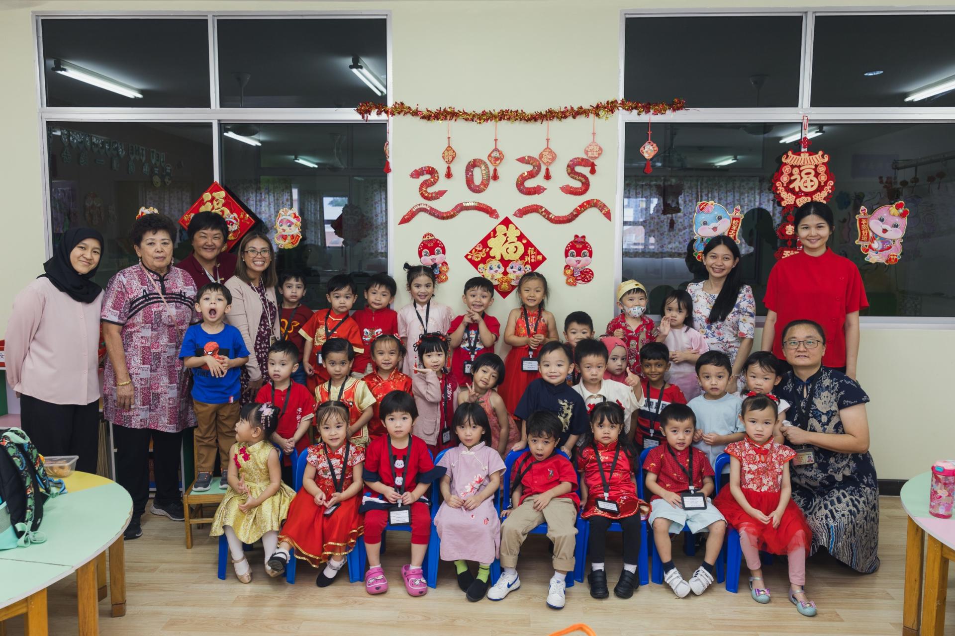 幼儿园学生新春合影