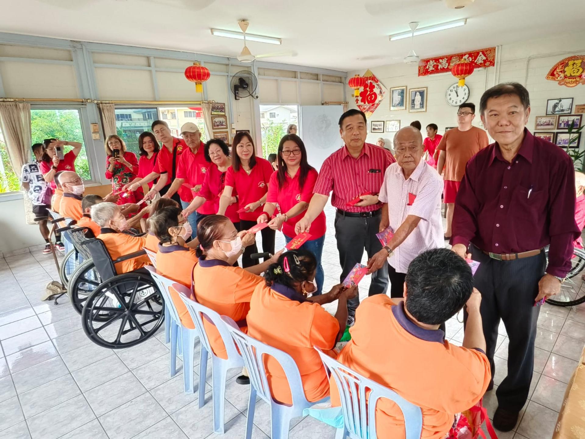 马来奕福州公会成员赠送红仪予老人