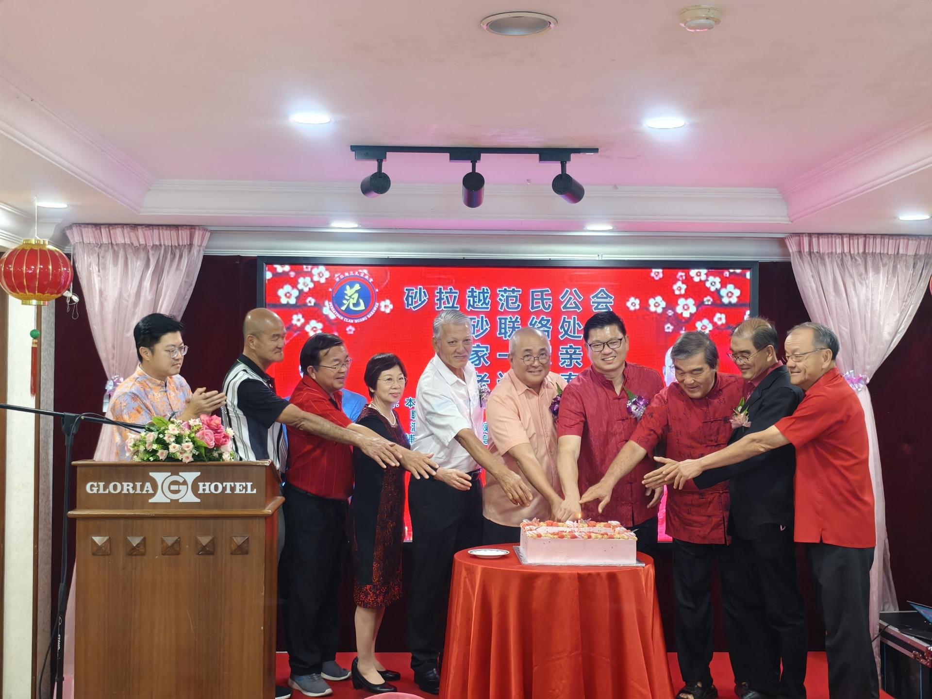 众嘉宾为砂范氏宗亲会北砂联络处新春联欢会暨敬老会联合主持开幕切蛋糕仪式。左5起为北砂  联络处主任范毅怀、俞小珊市长，以及筹备会主席范宏祥。