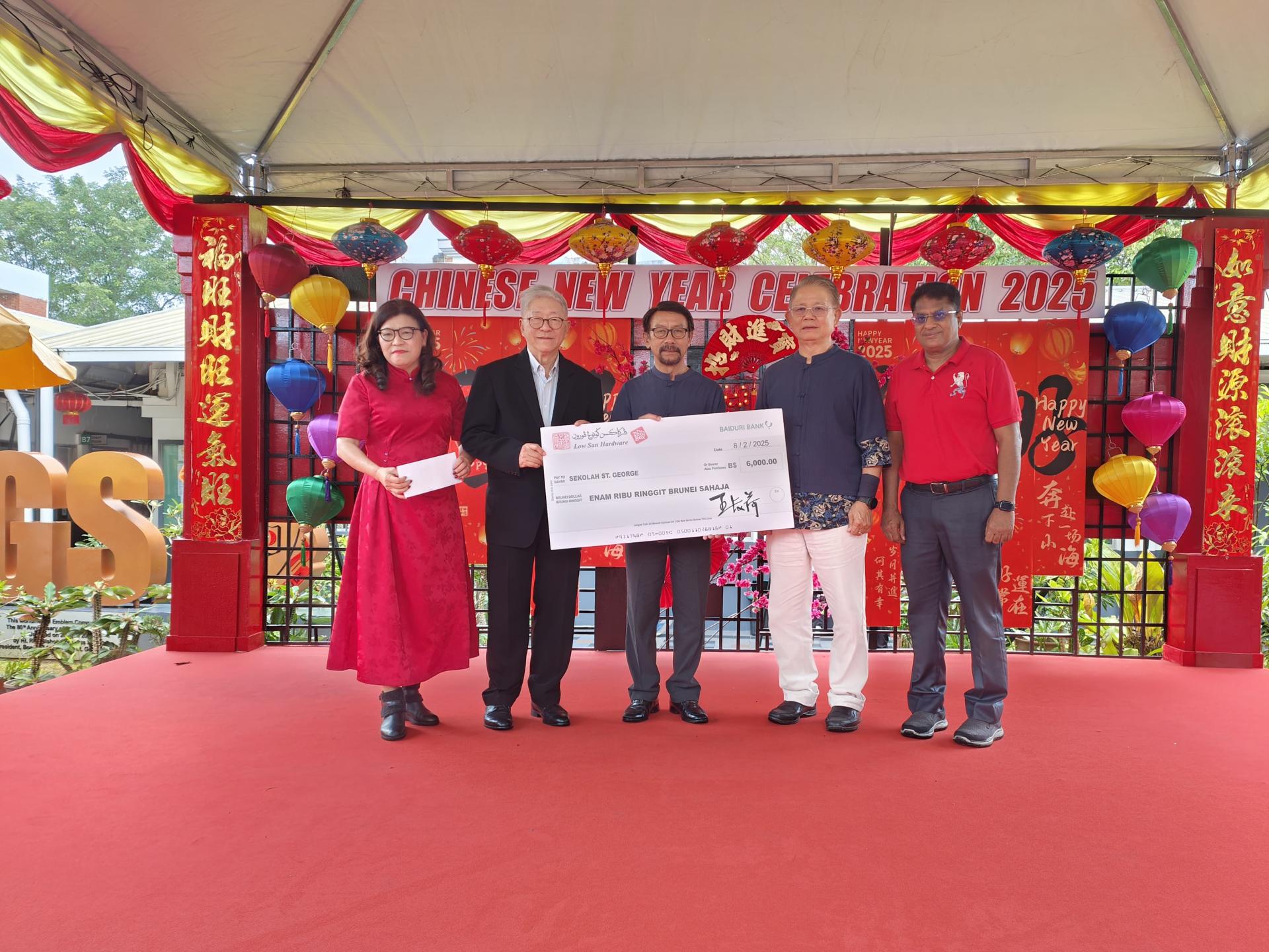 王长荷移交教育基金于圣乔治学校董事长刘文强（右二），左为春节庆委会主席陈育赐主任，中为校长载倪迪，右为副校长穆巴拉