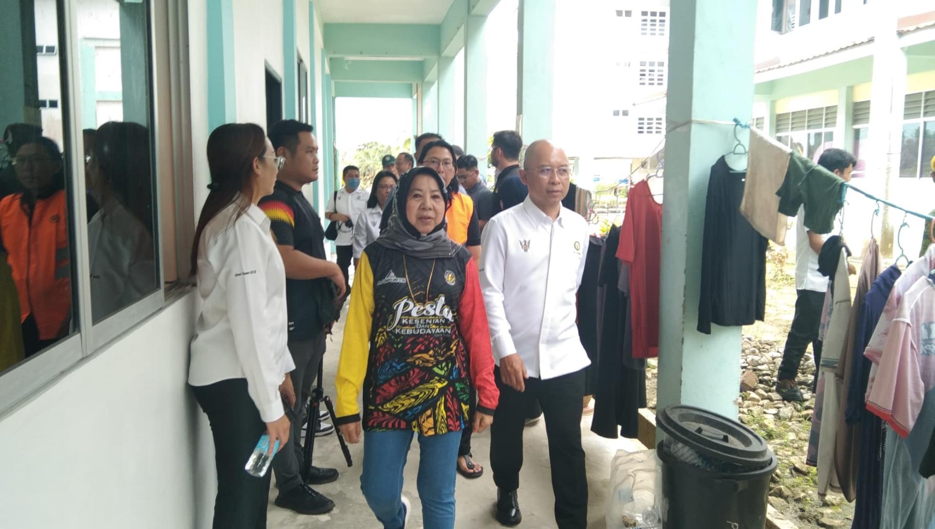 砂妇女、儿童及社区和谐部副部长拿督罗茜尤奴斯（左2）巡视苏艾国中临时灾难安置中心。