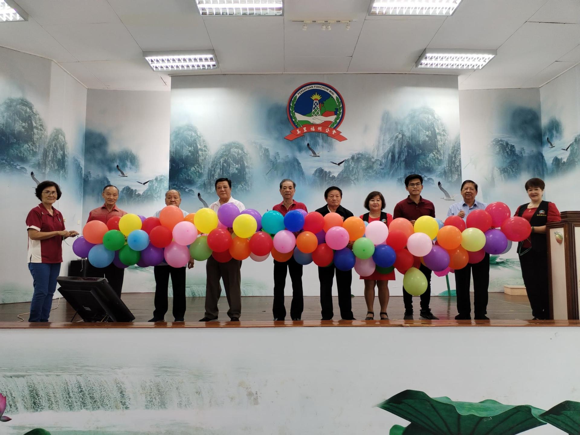 各嘉宾为歌赛主持开幕礼。左5为主宾黄志滨。