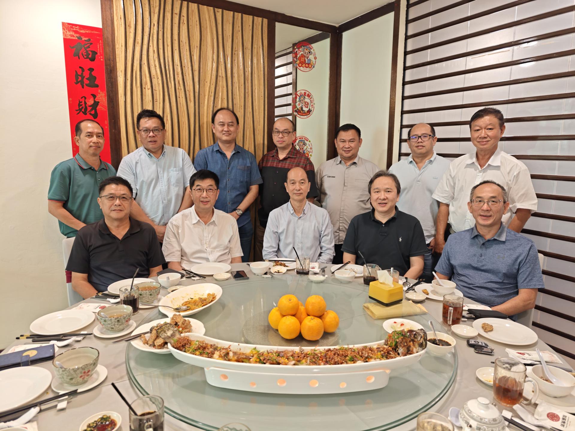 汶莱第一百货超市摩拉分行经理麦顺成、台湾商会会长吴家鑫和名誉会长连国勋、汶莱留台同学会会长罗万义及友好沈贤国与媒体合影