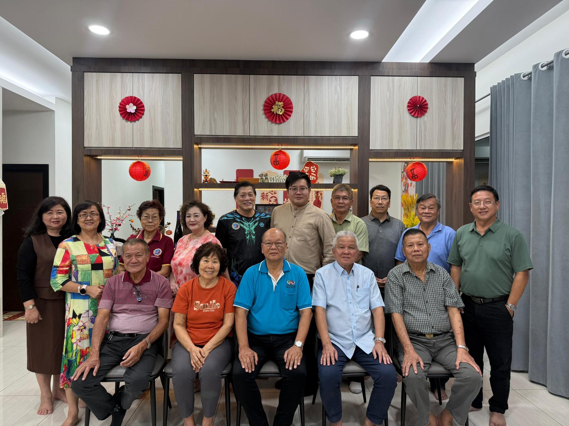 美里省彭城刘氏公会主席刘嘉治（右2）率部分理事，青团，妇组及乐龄组宗亲向会长刘恭谋（  左3）贺年，同时进行新春团拜敬老晚会筹备会议合影。