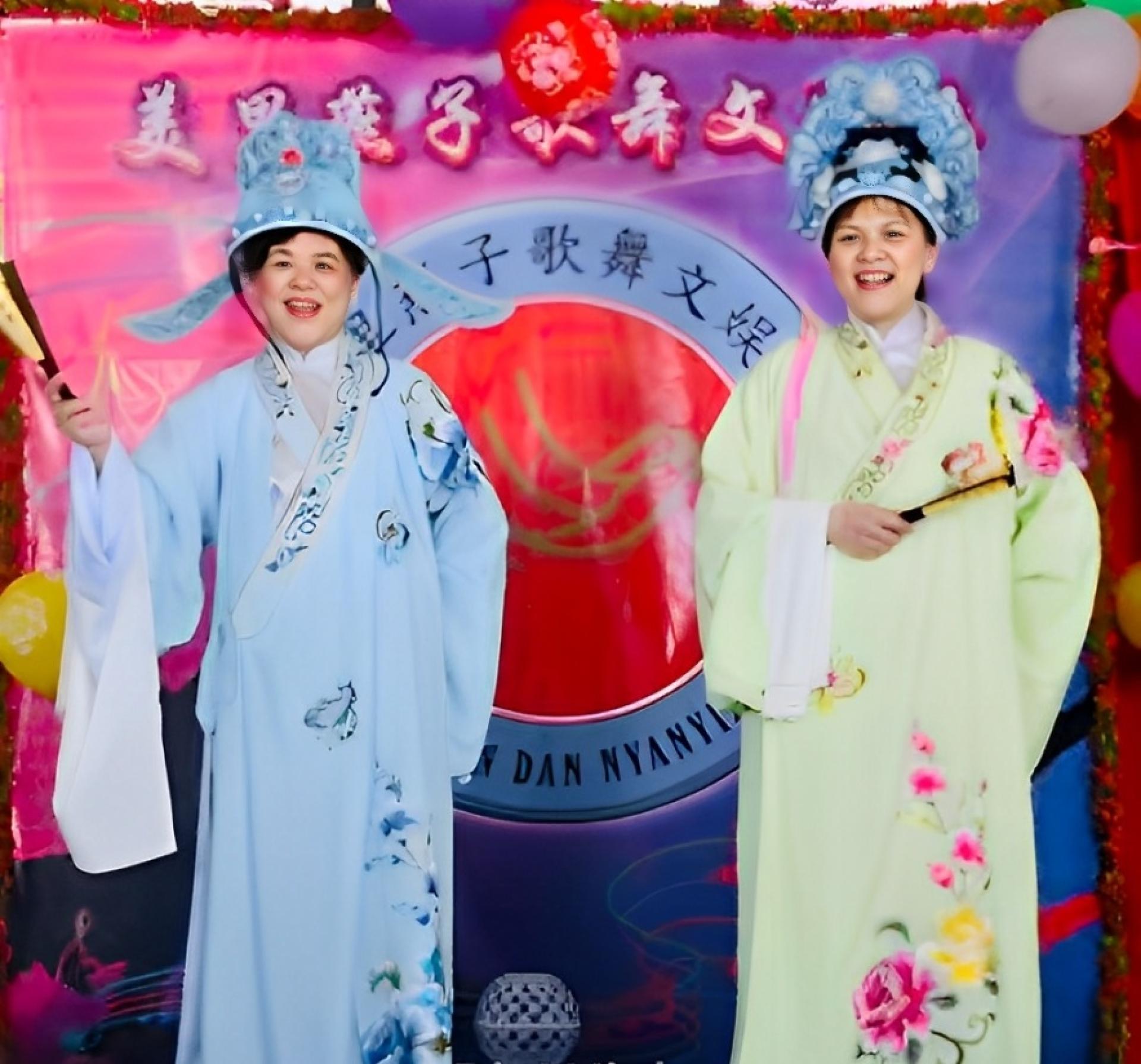 社长郑小燕（左）与副社长张丽燕将在春晚演出黄梅戏。