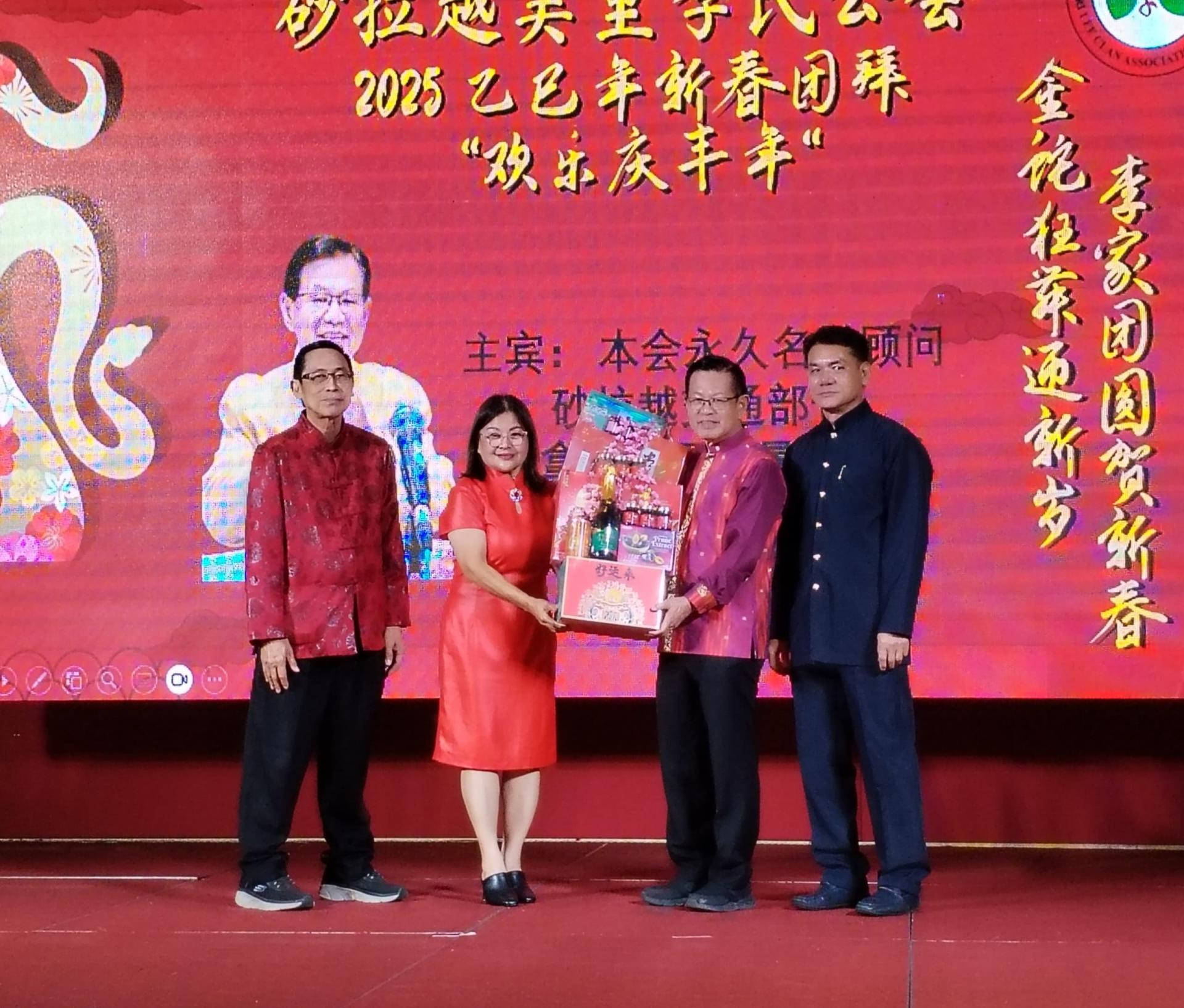 李氏公会团拜筹备会主席李籽洺（左2）赠送纪念品给拿督斯里李景胜，右为主席李德意。