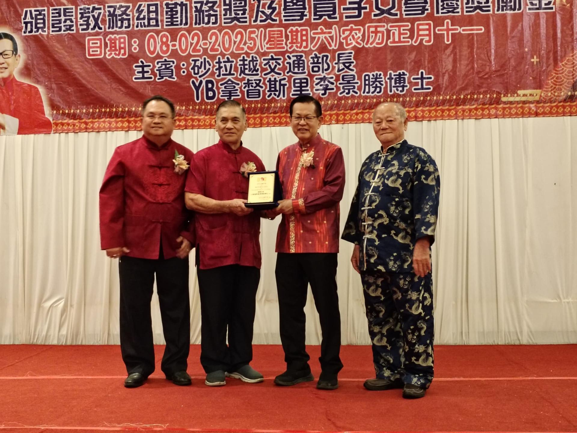 筹备会主席方盛传（左2）赠送纪念品给砂交通部长李景胜。右为太极元老叶强。