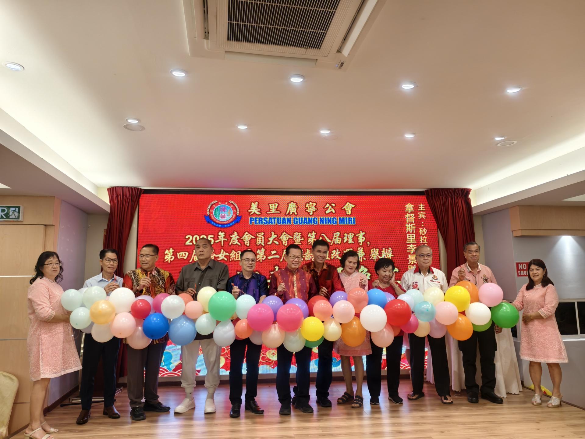 贵宾团联合主持新年晚宴开幕仪式。