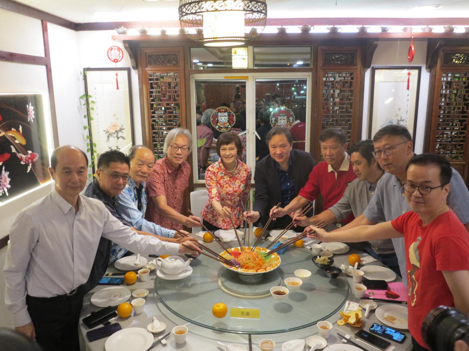 主宾史亚平代表与台商理事及嘉宾一起新春捞生