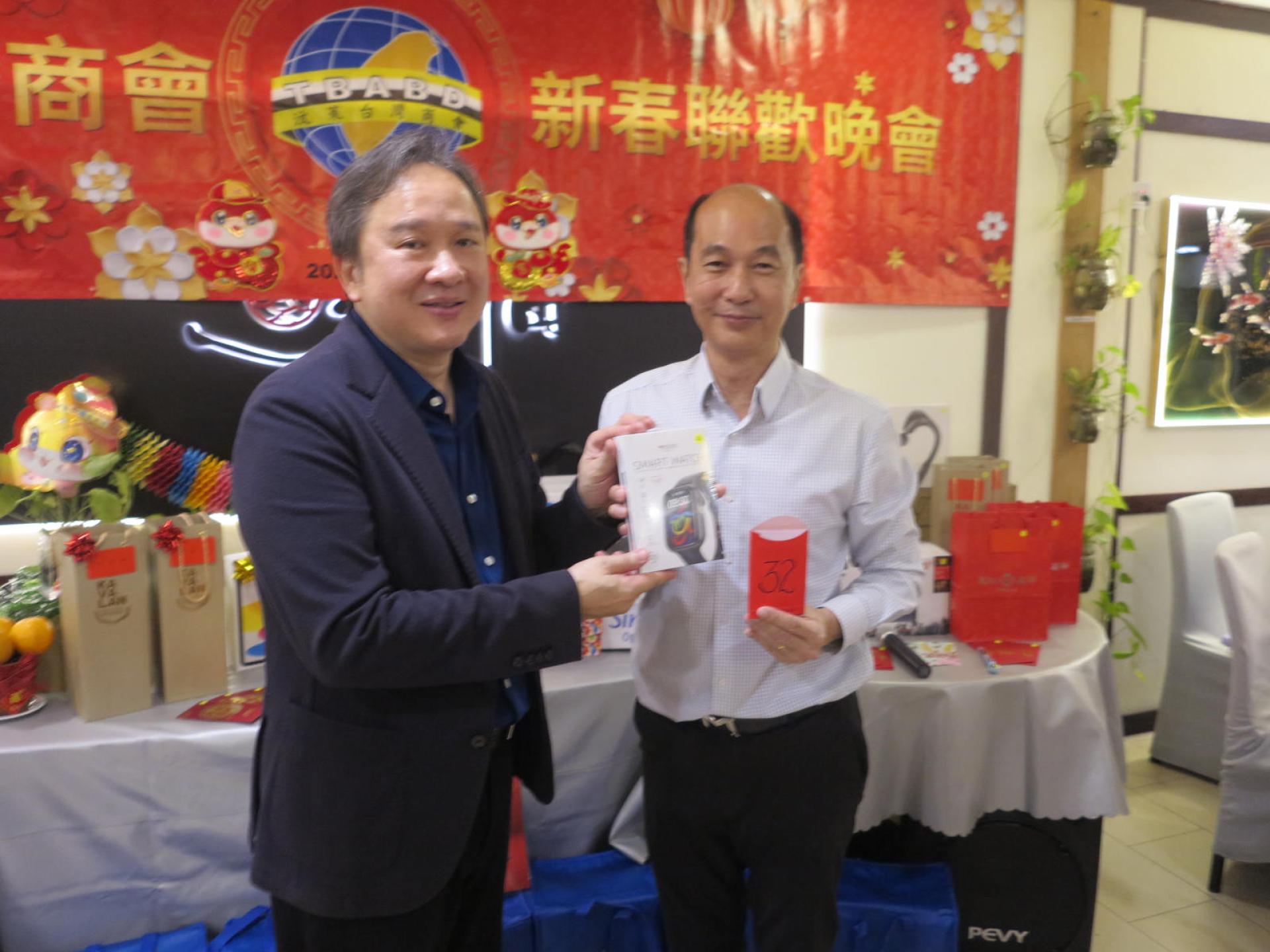 吴家鑫会长颁发幸运奖品予麦顺成