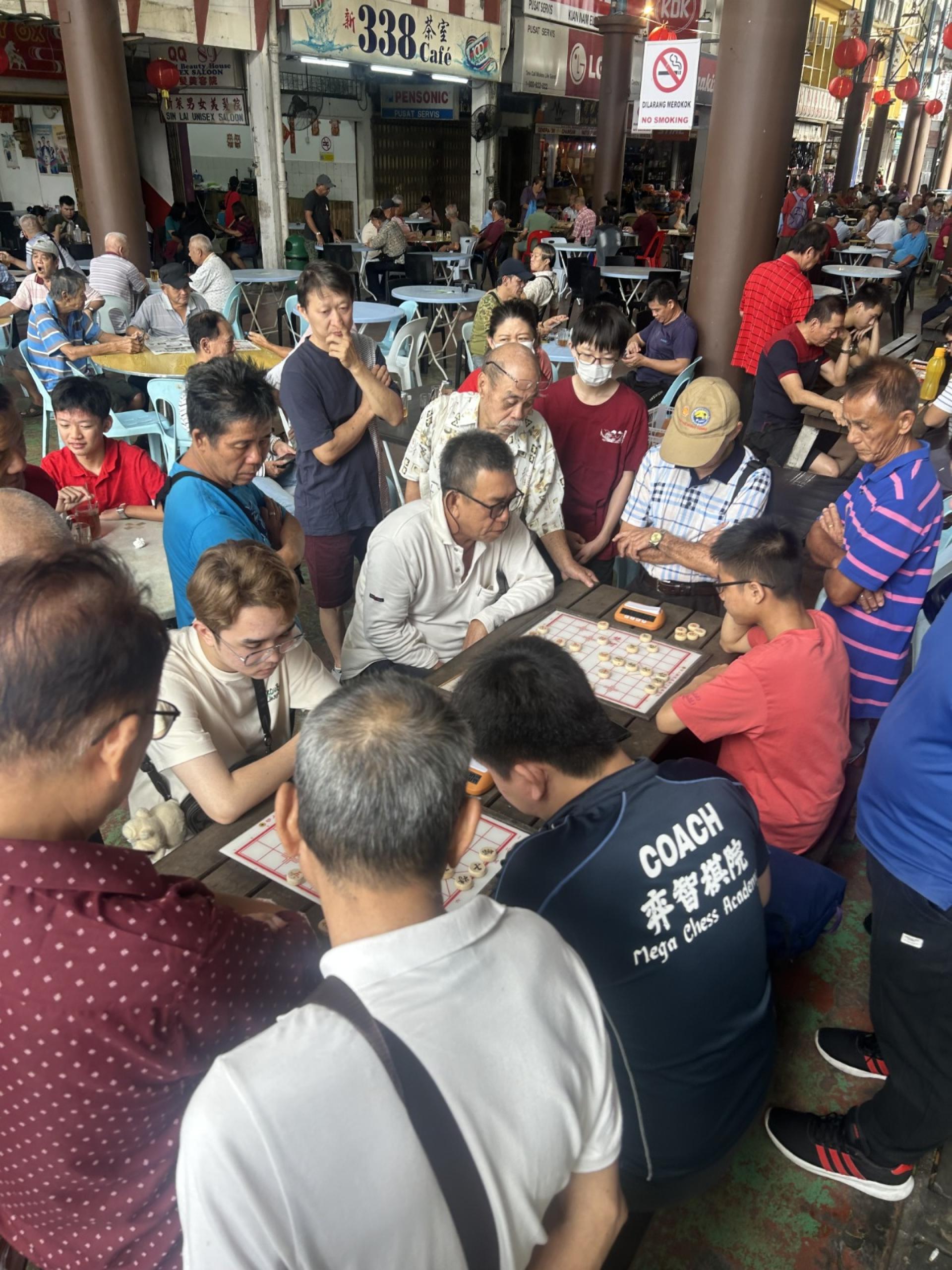 美里省象棋公会老人街象棋擂台赛闹新春现场。