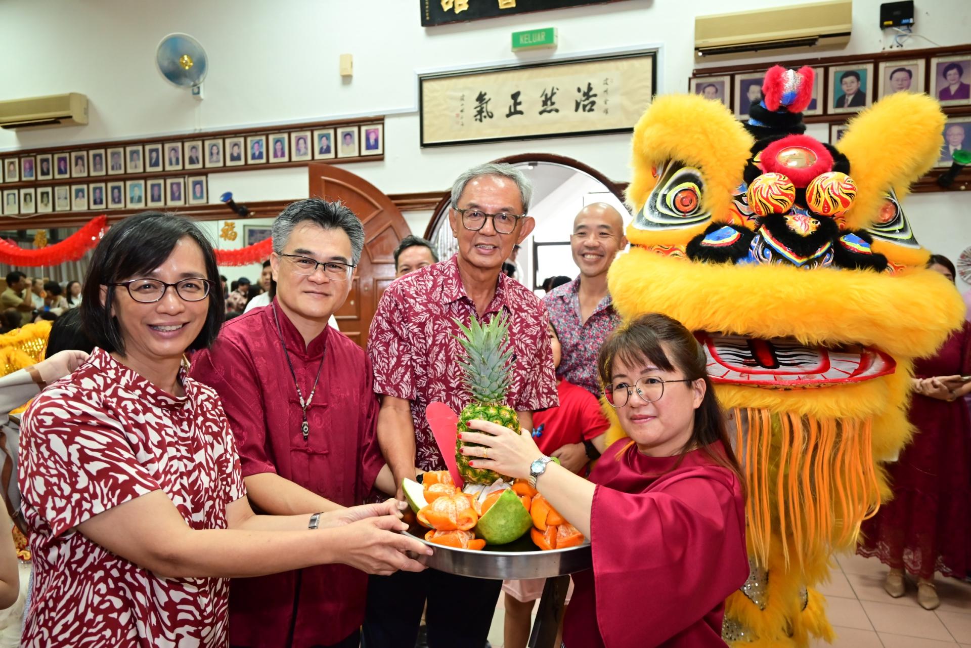 汶中瑞狮团采青后献“聚宝盆”予汶莱斯市海南会馆主席韩锦光、副主席黄开鸿、妇女组组长詹程翔   及青团团长韩思莹