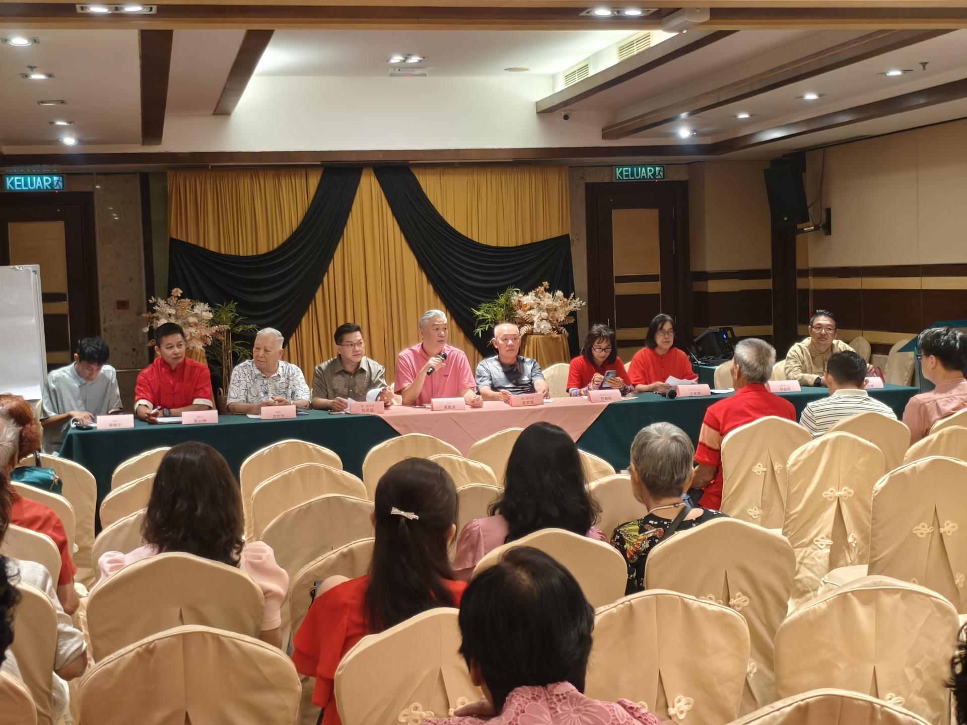 主席莫龙强宣布会员大会开始时摄。