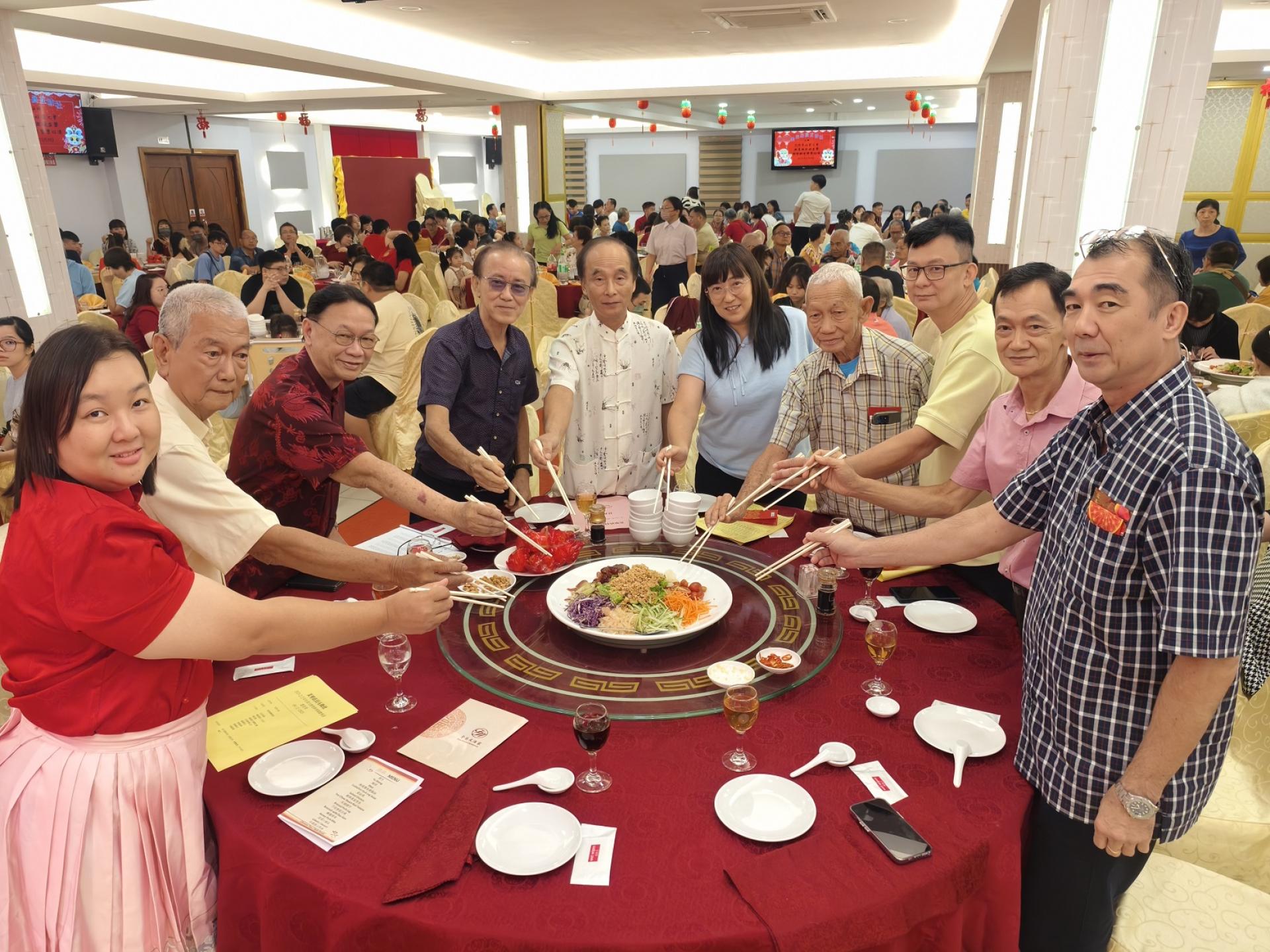 社长张火生（左5）与理事们进行捞生仪式前合影。