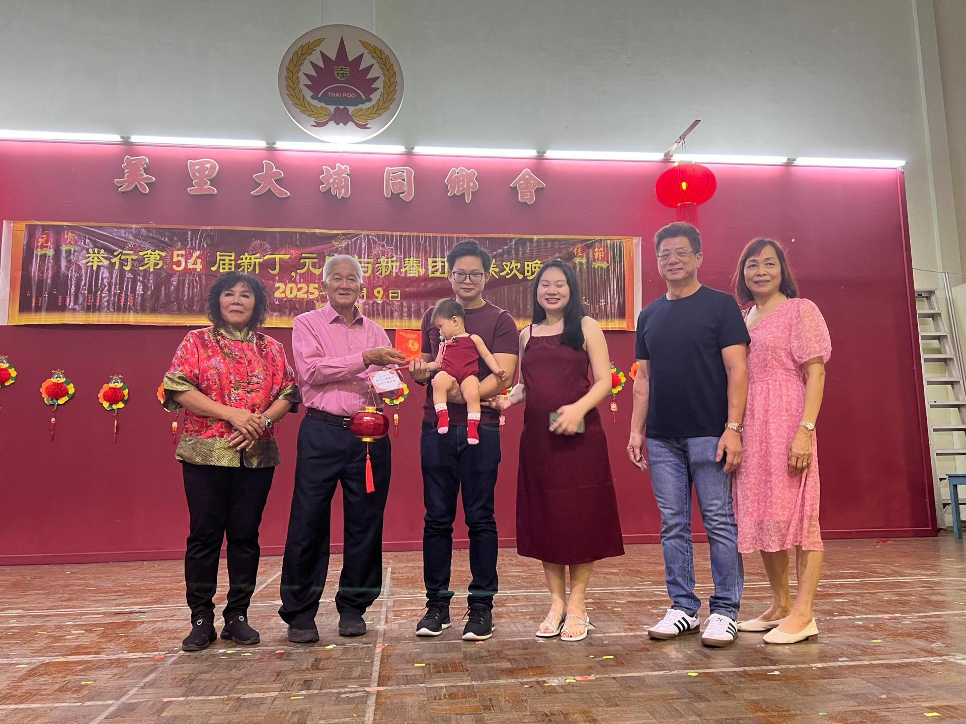 大埔同乡会主席谢广发（左2）颁发新丁灯笼及红包。