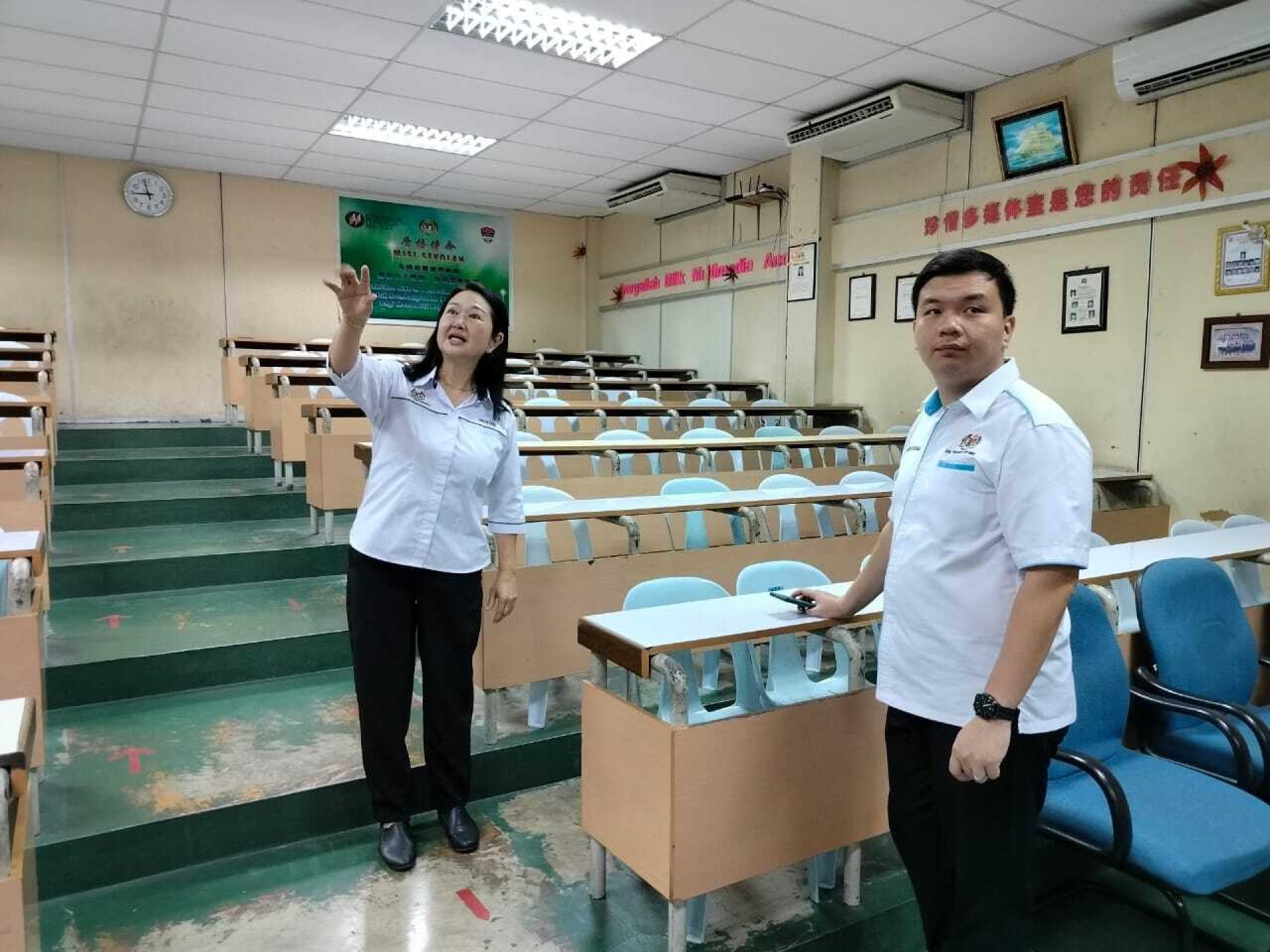 美里国会议员赵俊文（右）巡視工程。