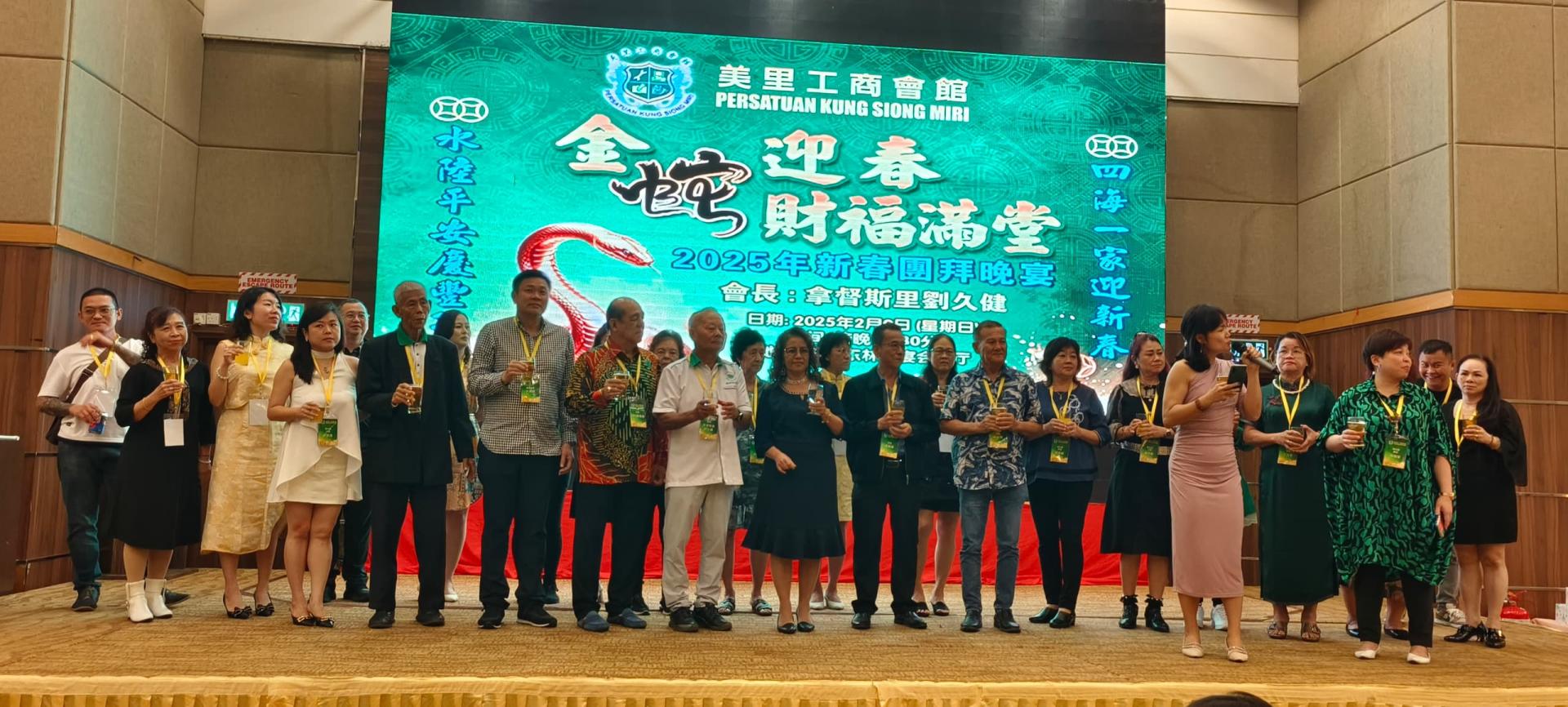 前排左7起为美里工商会馆主席郑春伟、会长拿督斯里刘久健、筹备会主席陈彩  虹，以及众嘉宾和理事成员向来宾们进行敬酒仪式。