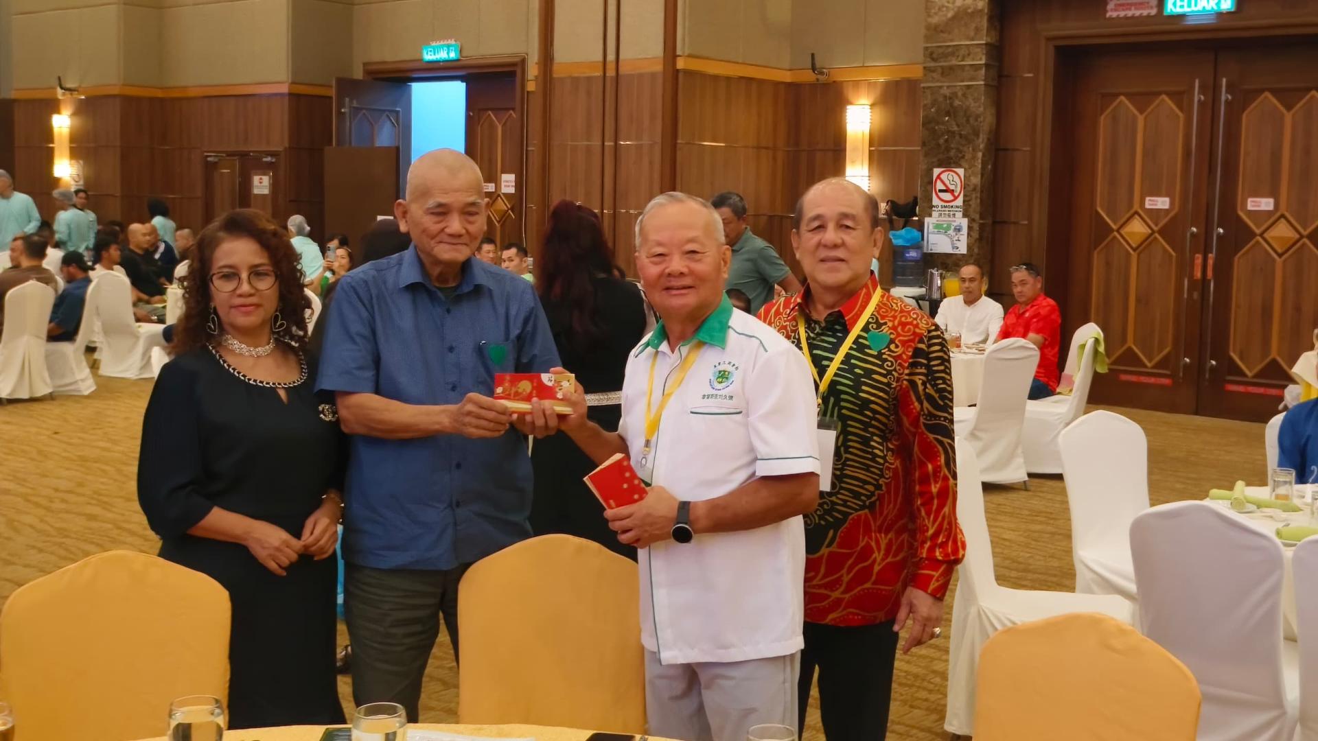 会长刘久健（右2）派发70岁红包予天猛公杨惠生。