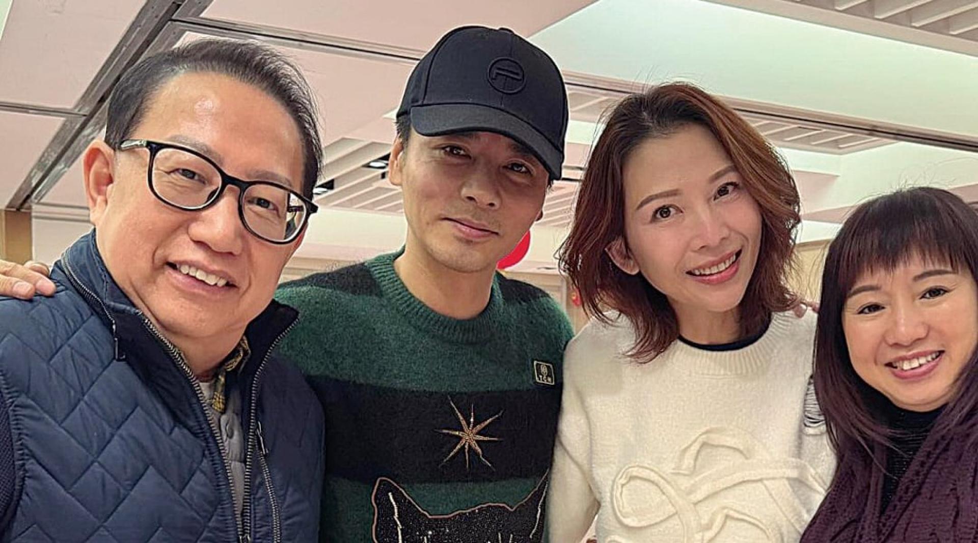 张晋（左二）与爱妻蔡少芬（右二）向梅小青夫妇拜年。