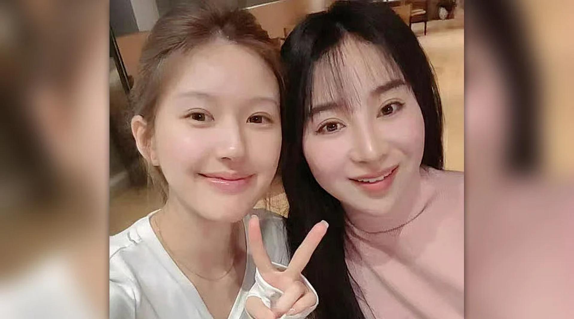 赵露思再次和被家暴的女子小谢（右）合影。