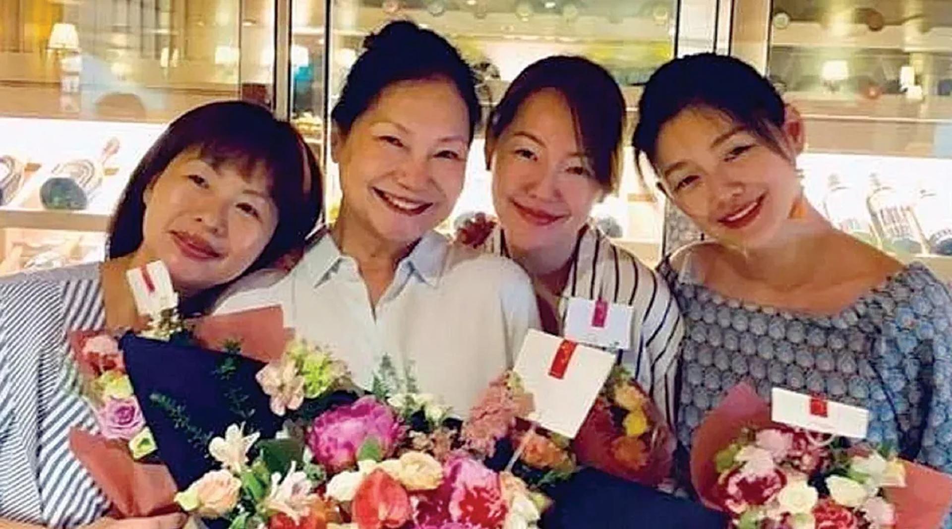 S妈（左二）和3个女儿感情亲密，深夜哀悼二女儿大S（右一）。