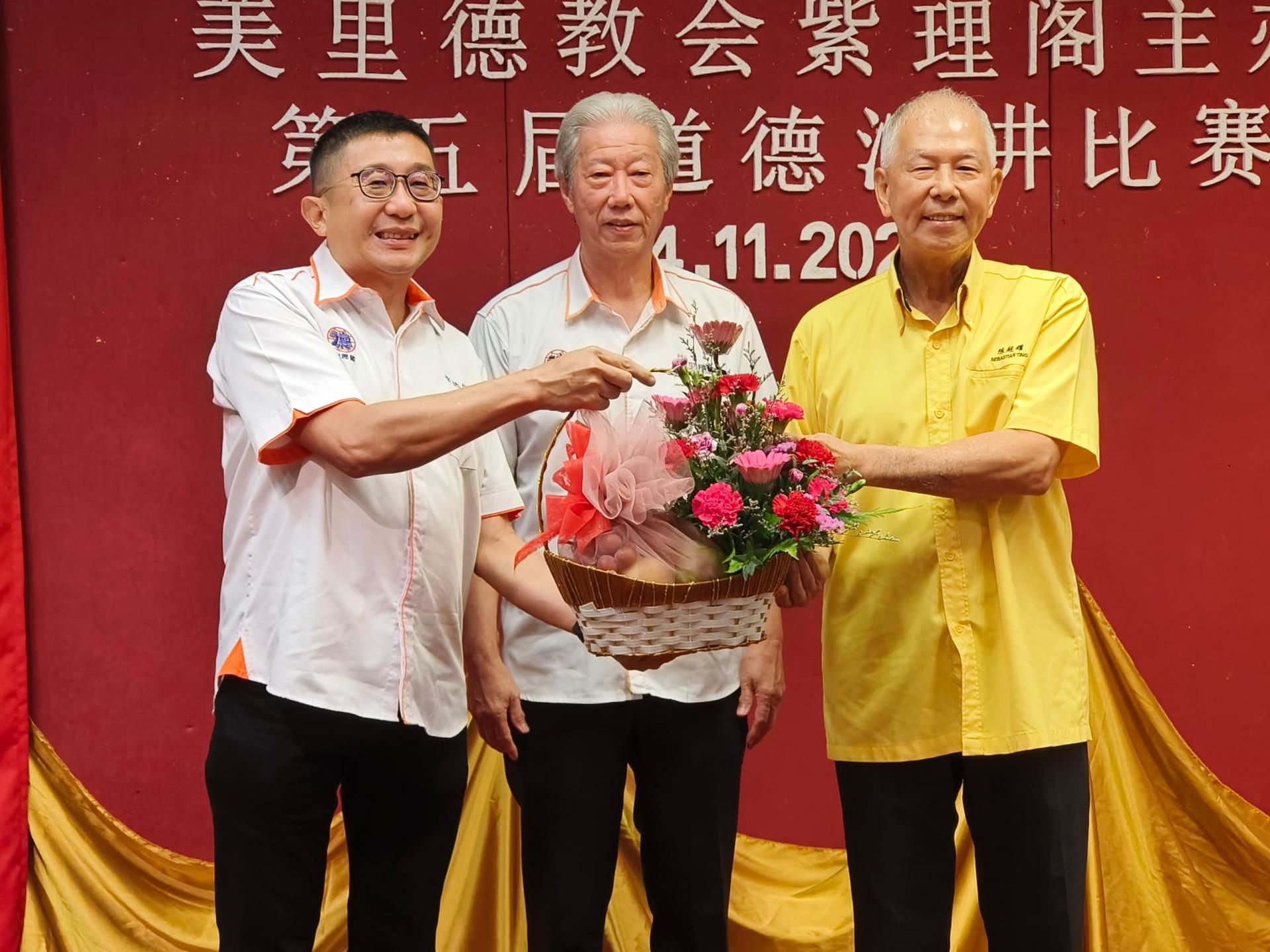 筹备会主席许达伟（左1）赠送纪念品予拿督陈超耀（右3）时摄。中者为阁长贝清湛。