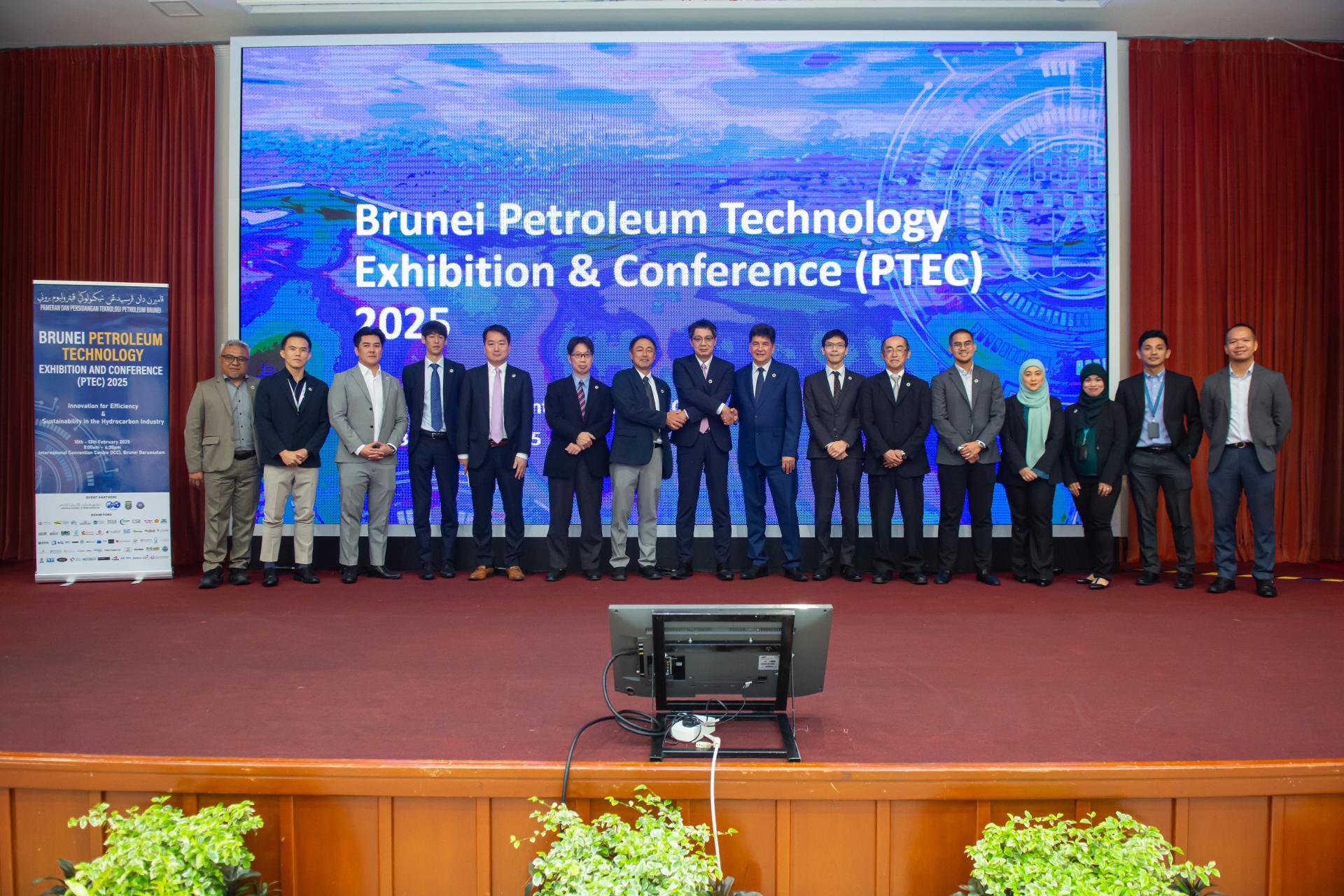 “2025年首届汶莱石油技术展览和会议 （PTEC）”活动各参与公司代表合影