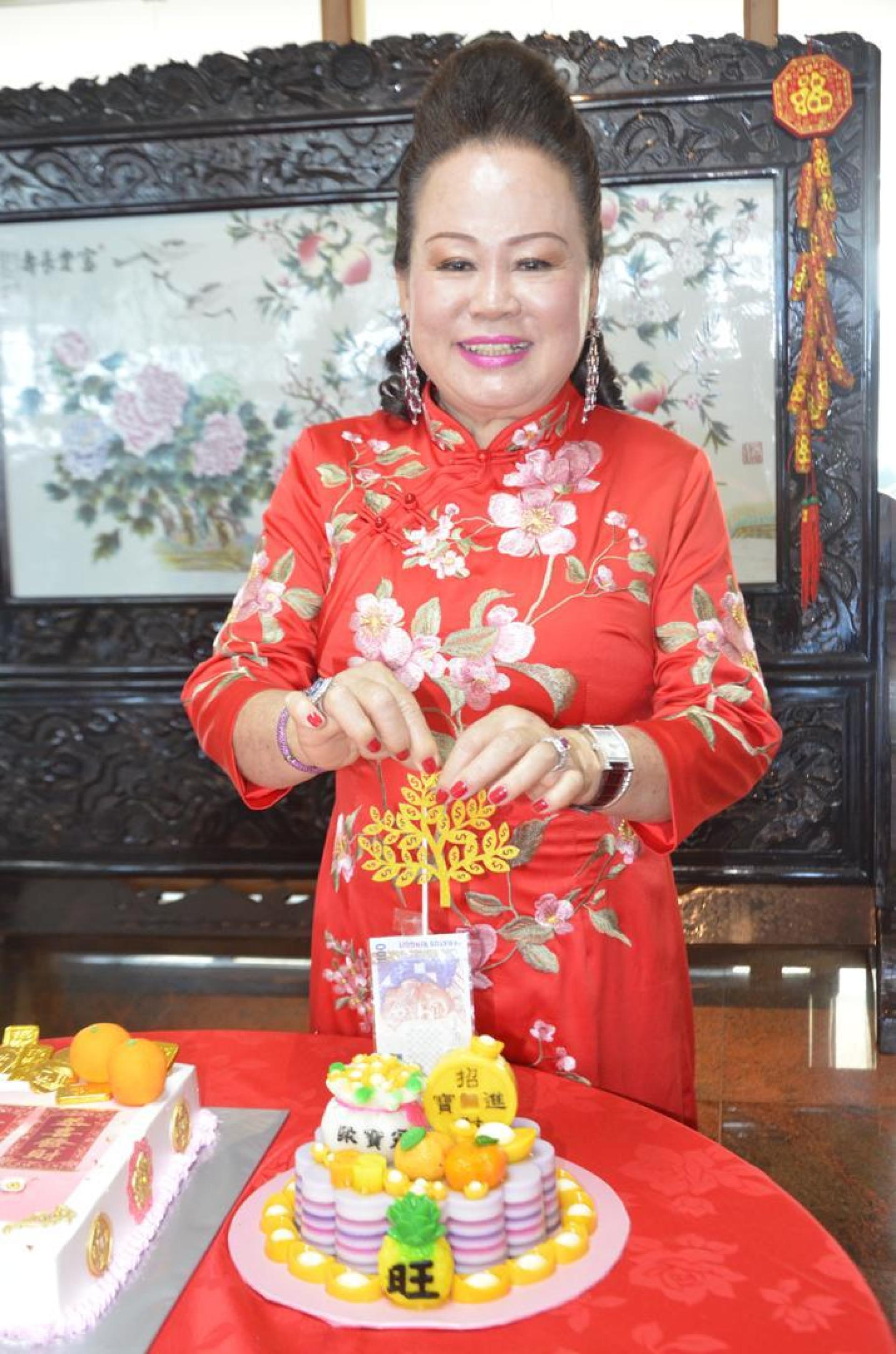 美中董事长丹斯里巴杜卡蔡幼兰恭祝各界国泰民安 风调雨顺 2025蛇年行大运。