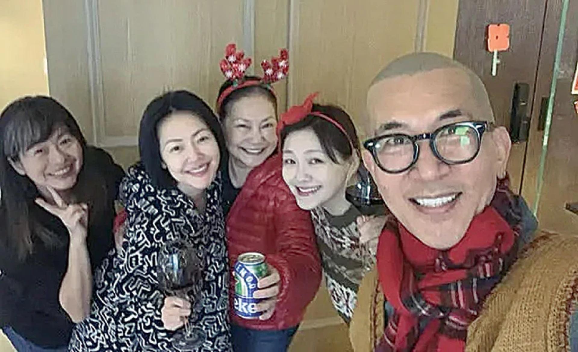 S妈（中）白发人送黑发人，心痛失去二女儿大S（右二）。