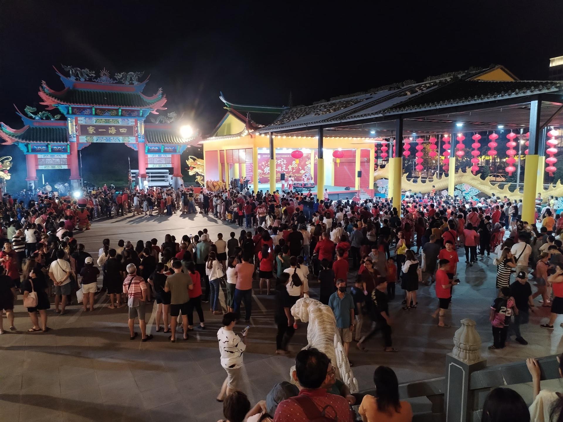 美里华人慈善信托委员会大伯公庙元宵节晚会，吸引许多善信踊跃参与。