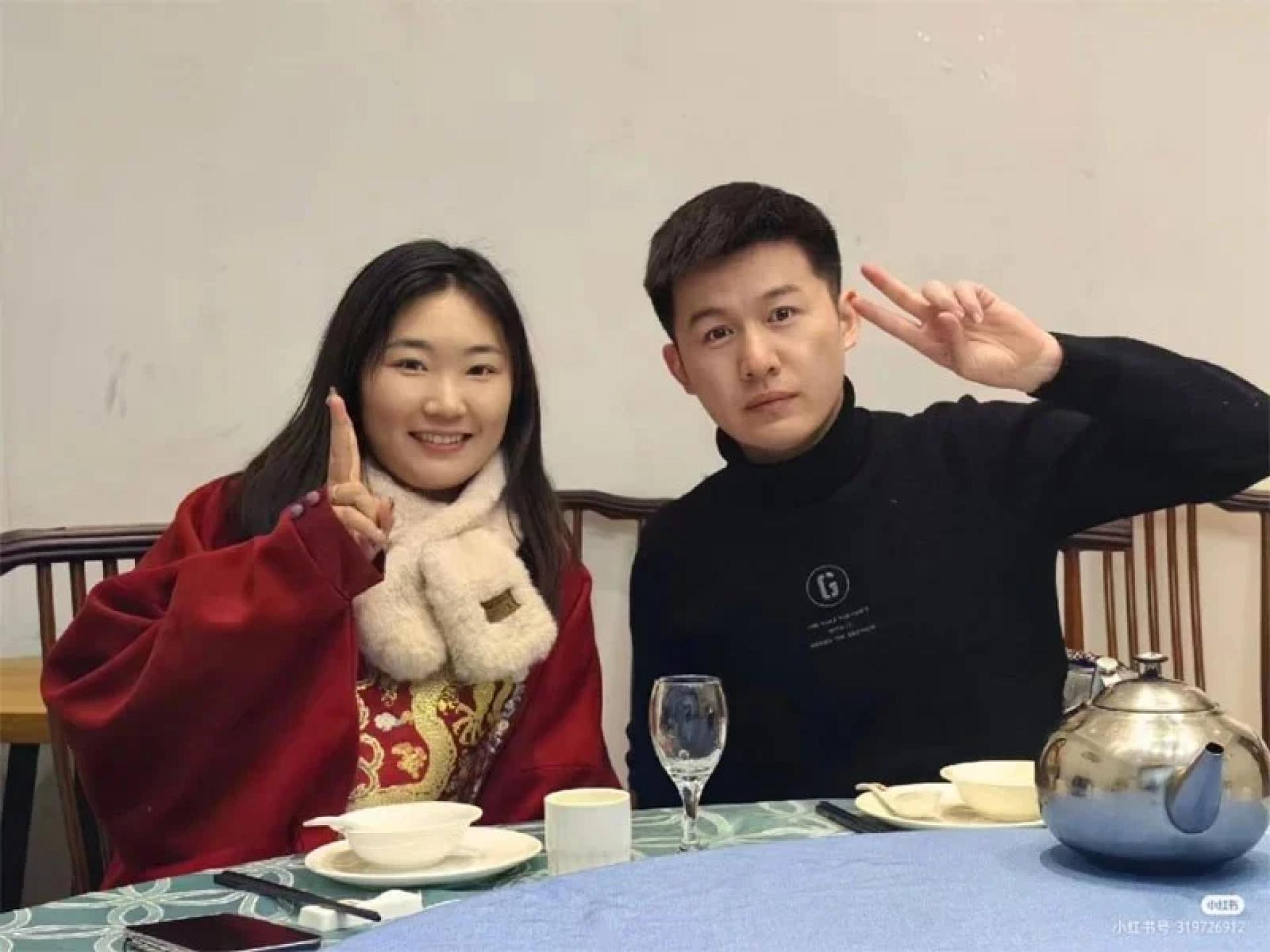 涉机上闹事的中国夫妻已获释，他们将在扰乱罪名下被控。