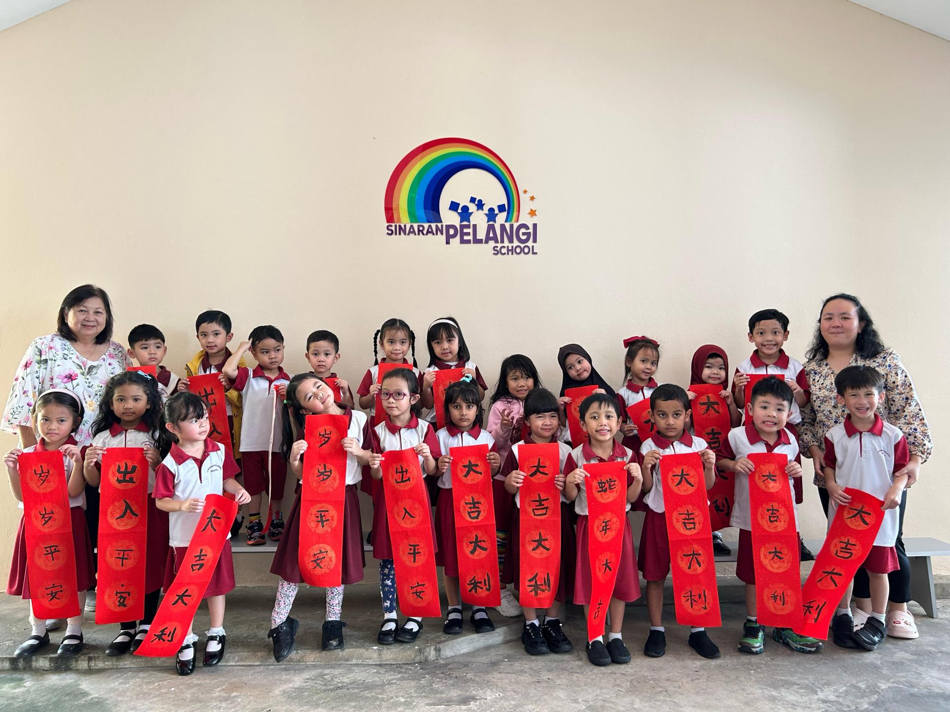 后左为弘华学校校长，后右为雷老师与完成作品学生合影