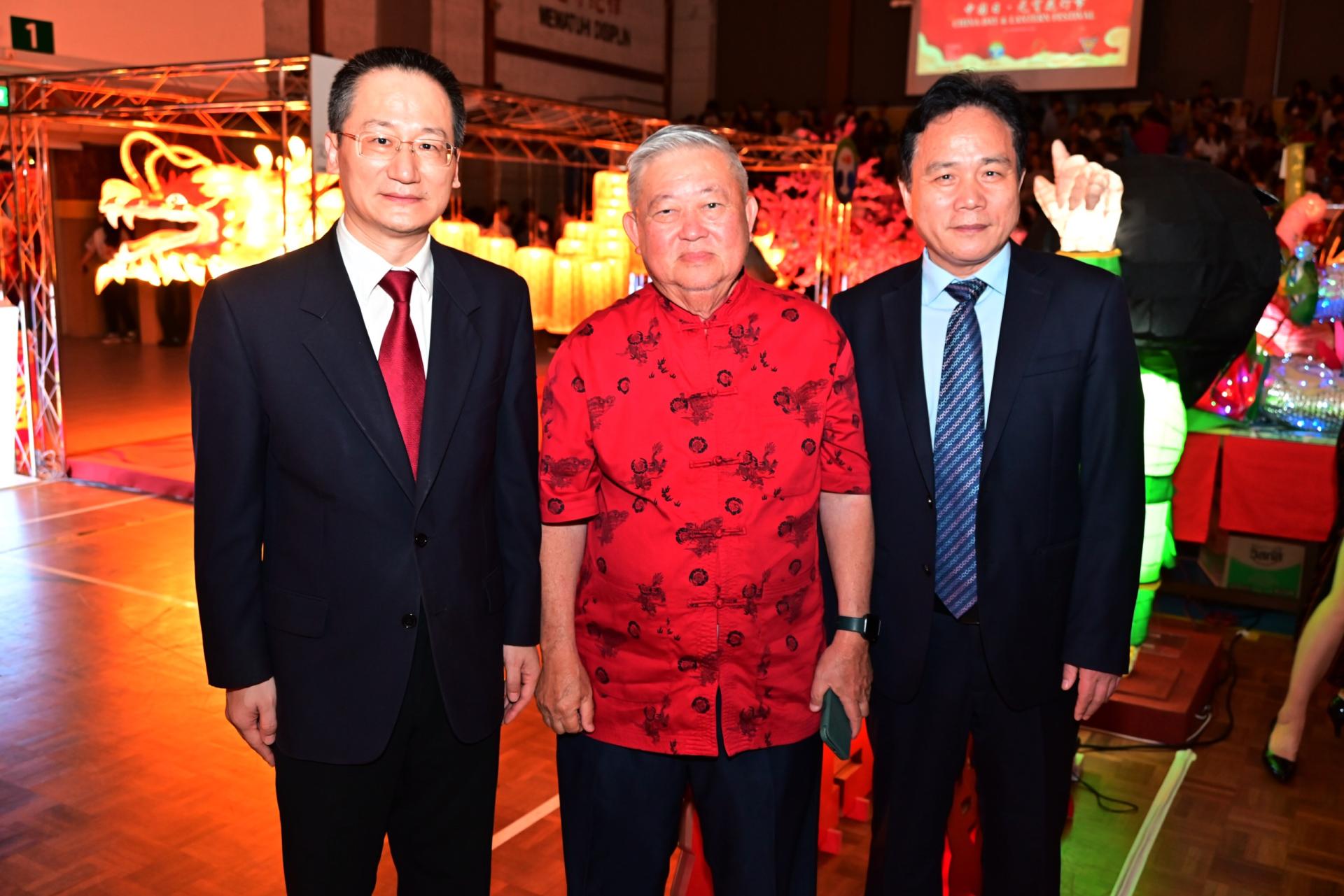 蔡永发与参赞王海涛在会场合影