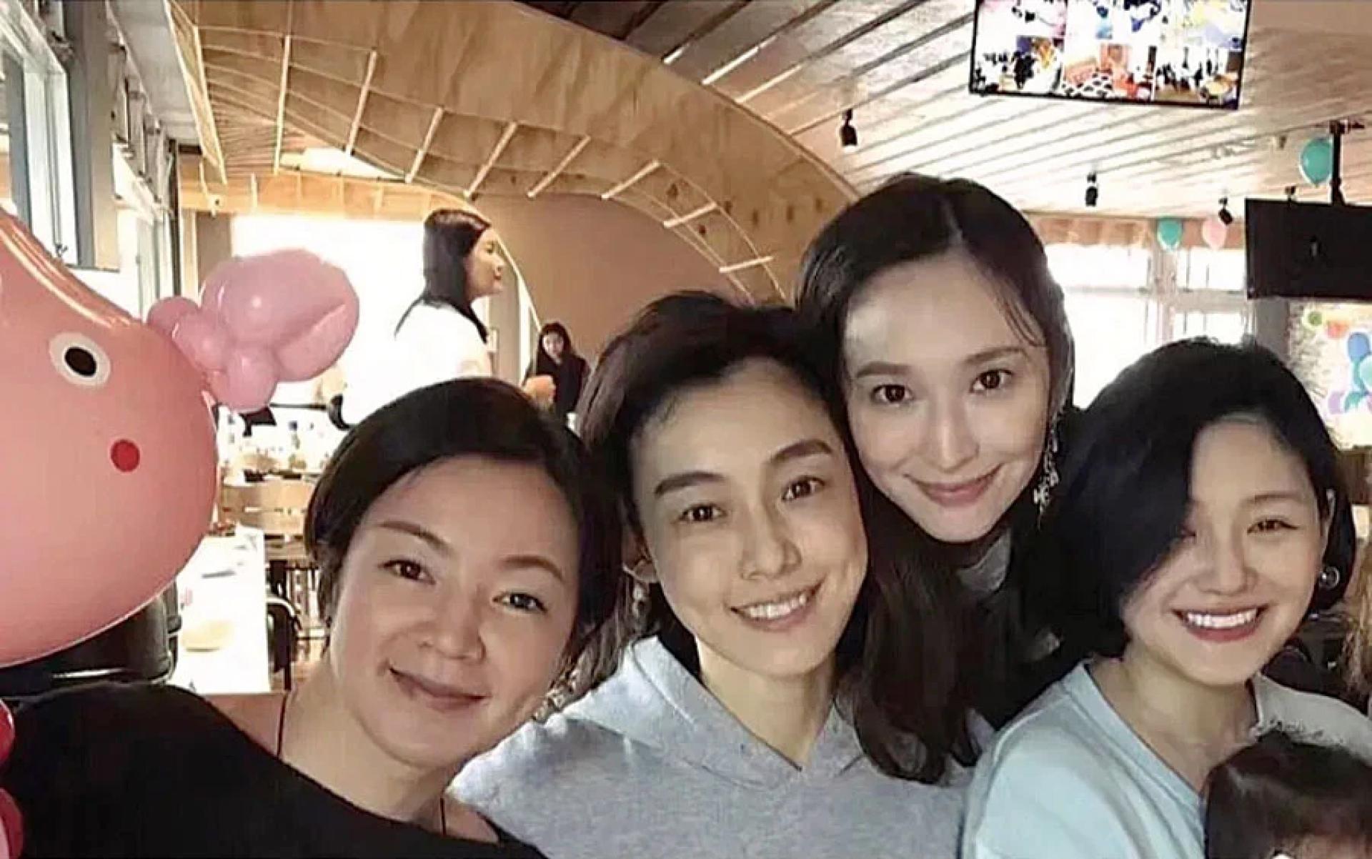大S离世第11天，范玮琪（左二）、吴佩慈（右二）S帮“台北信义”豪宅再聚首。