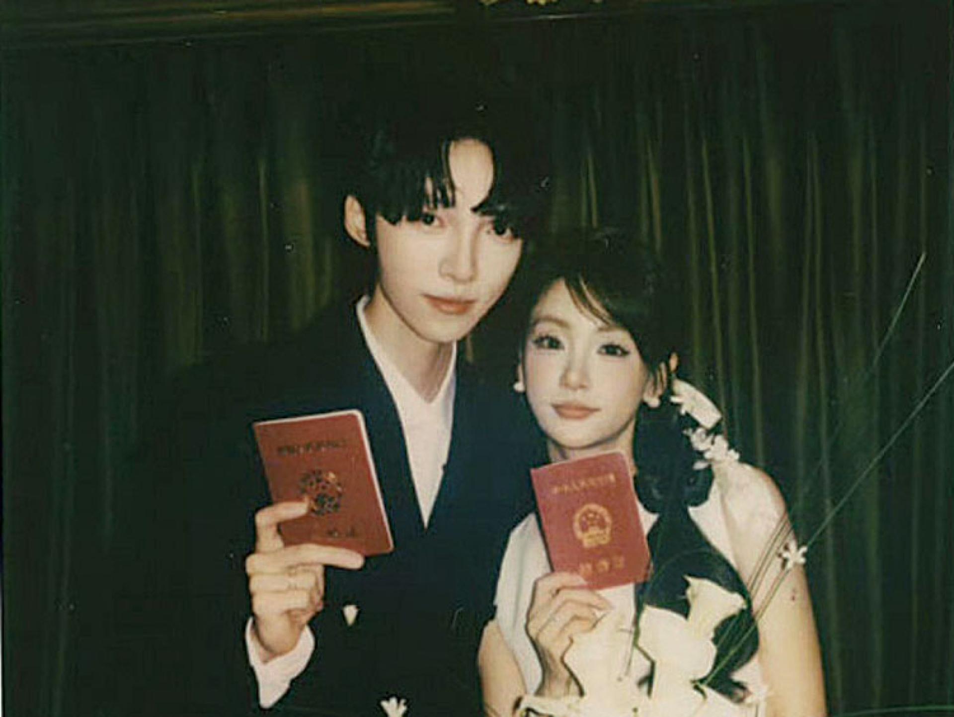 赵磊（左）和网红老婆注册结婚。