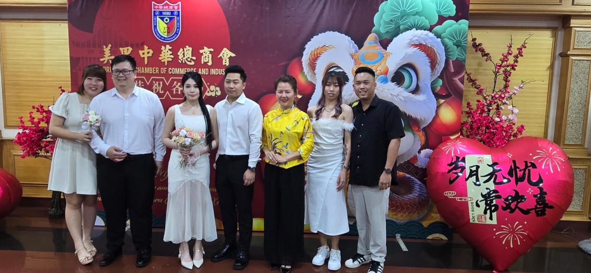 今日为2月14日西方情人节，美里中华总商会共有5对新人注册。右3为婚姻助理注册官菲欧娜李与其中3对新人合影。