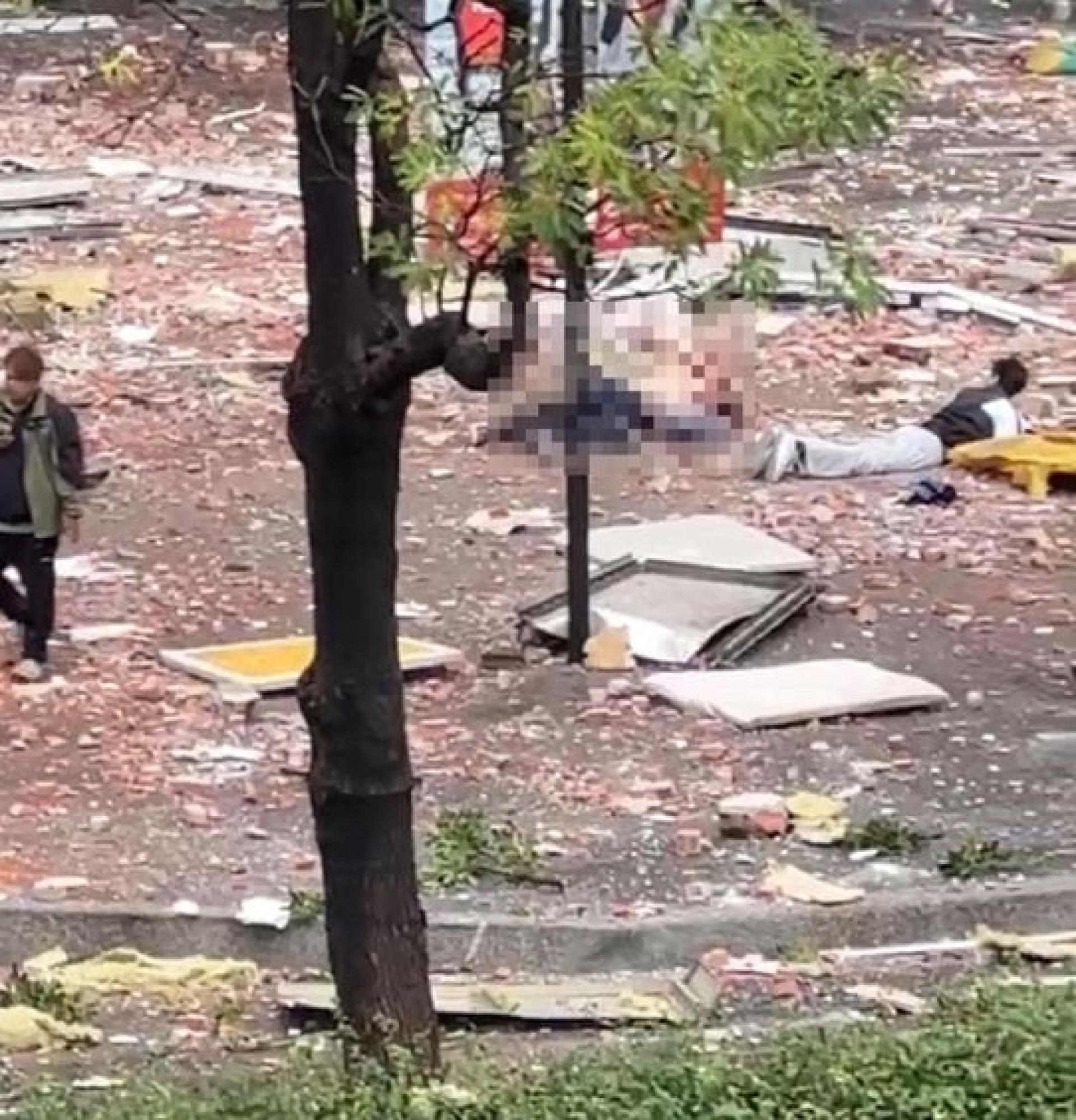 据报有人被炸飞身亡。