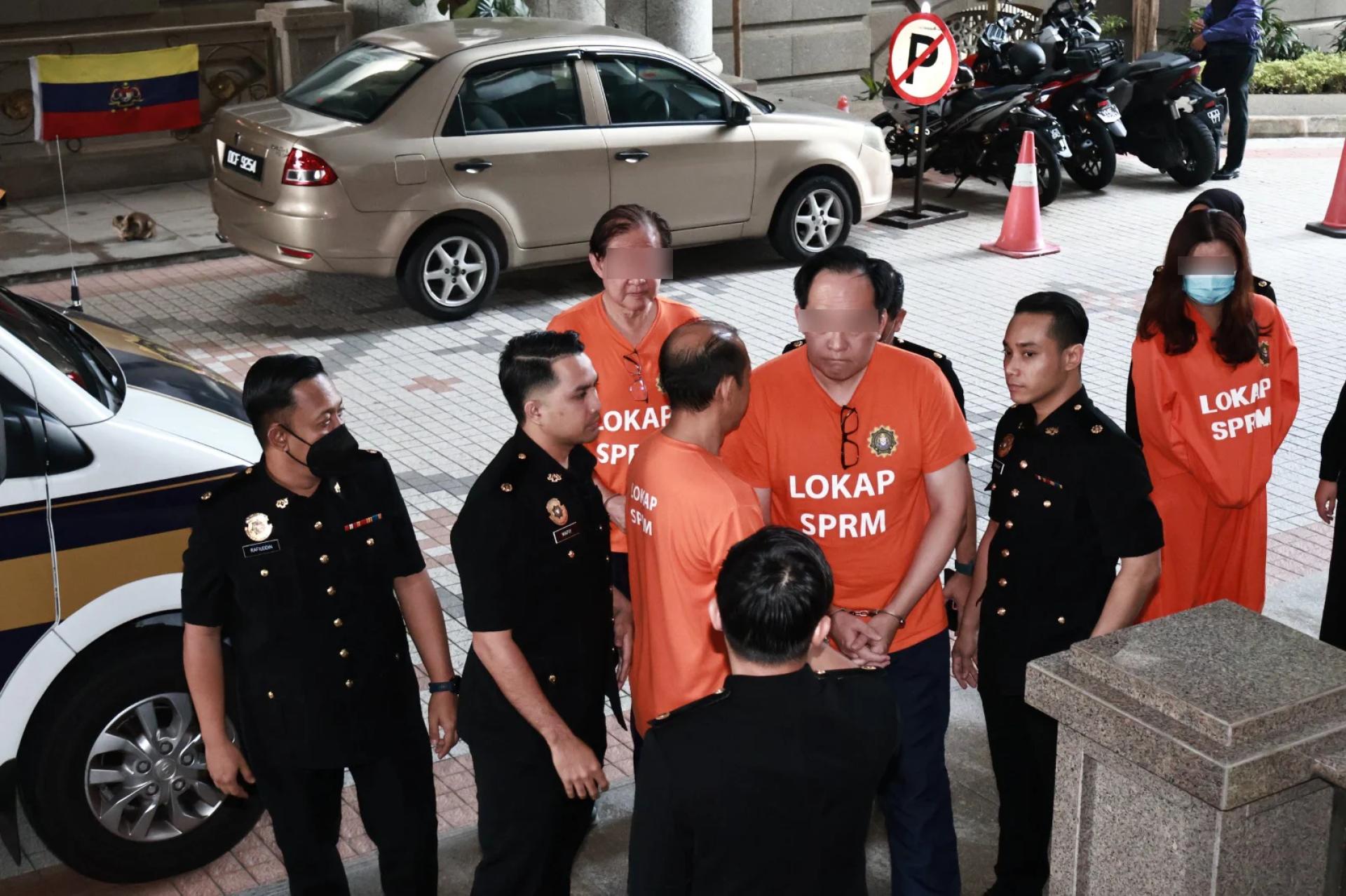 2名公司董事及2名公司高级副总裁（穿橙色囚服者），因涉嫌贪污及虚假申报，被反贪污委员会逮捕。