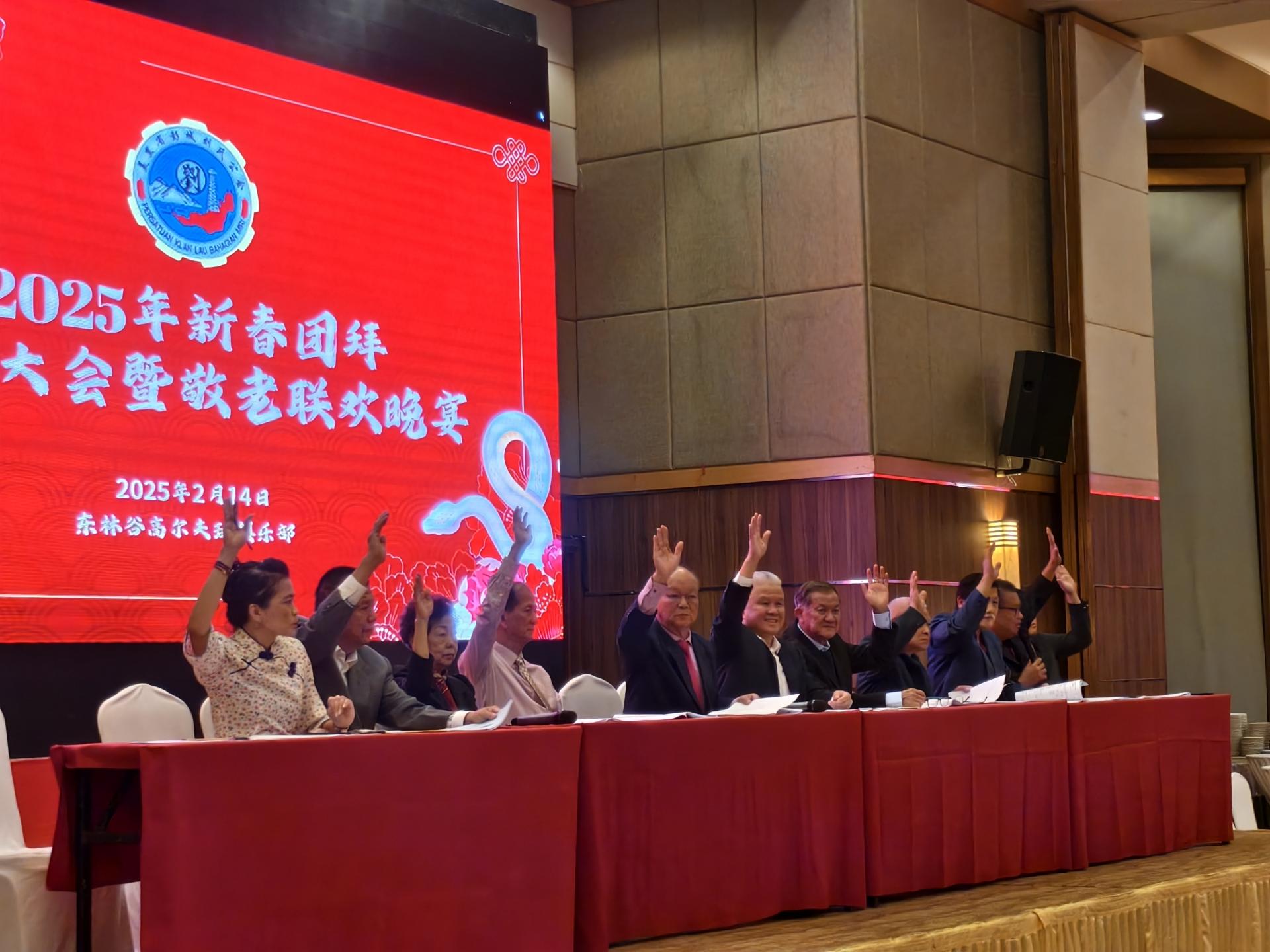 全体一致举手通过大会提案。